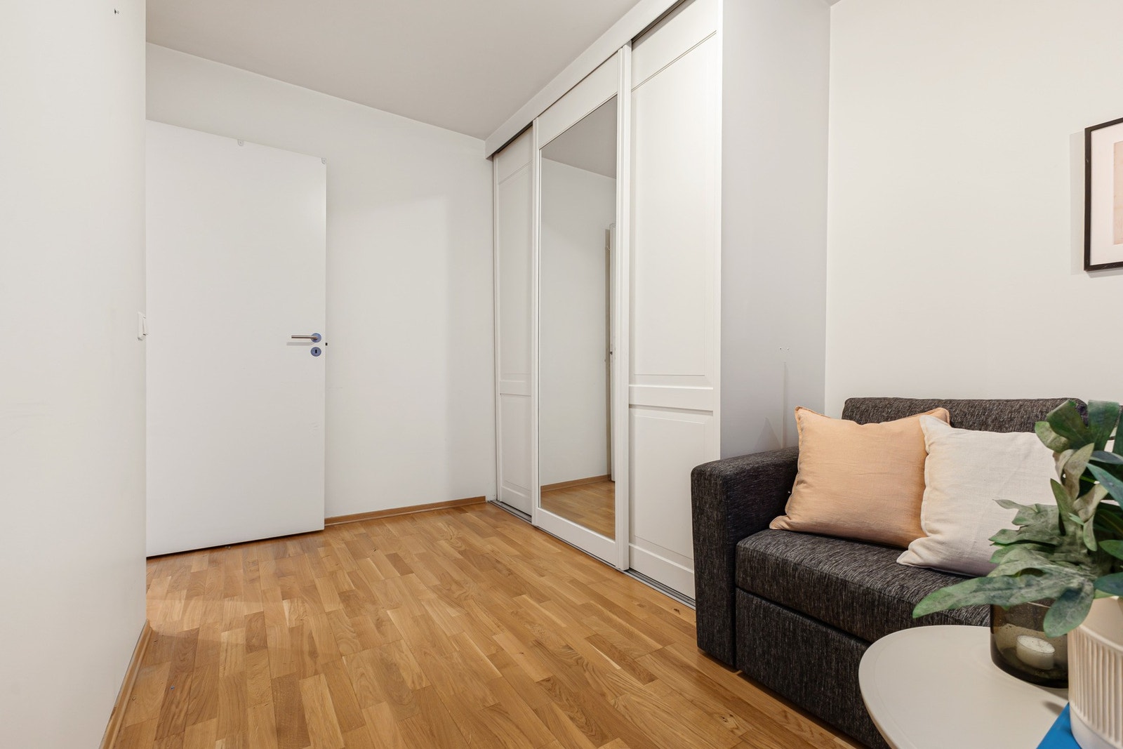 Alle soverom har malte vegger og gulv belagt med parkett. Galleribilde