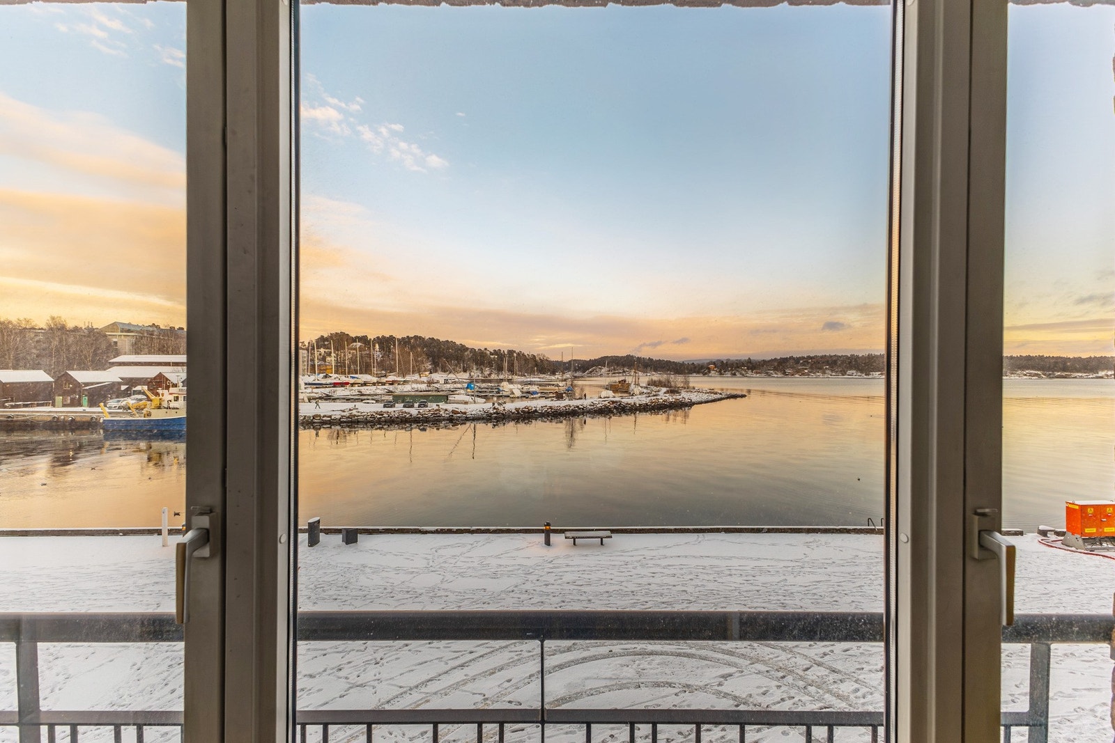 Det er store vindusflater som bidrar til gode lysforhold og en luftig atmosfære. Galleribilde