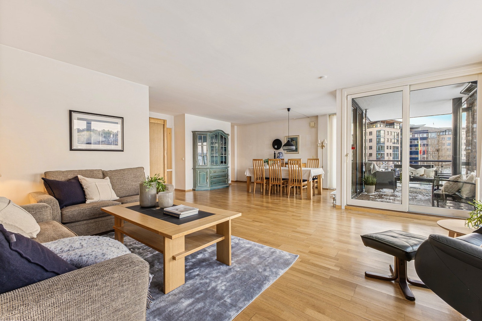 Stuen har god utforming slik at du kan innrede i ulike sosiale soner. Galleribilde