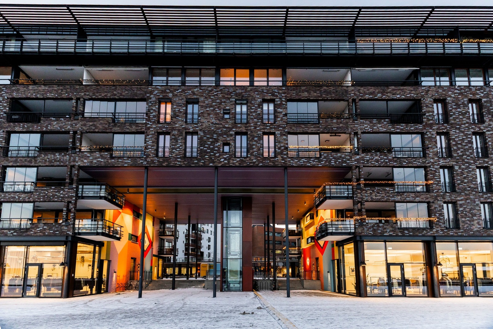 Adkomst gjøres via felles trappegang med heis og callinganlegg. Galleribilde