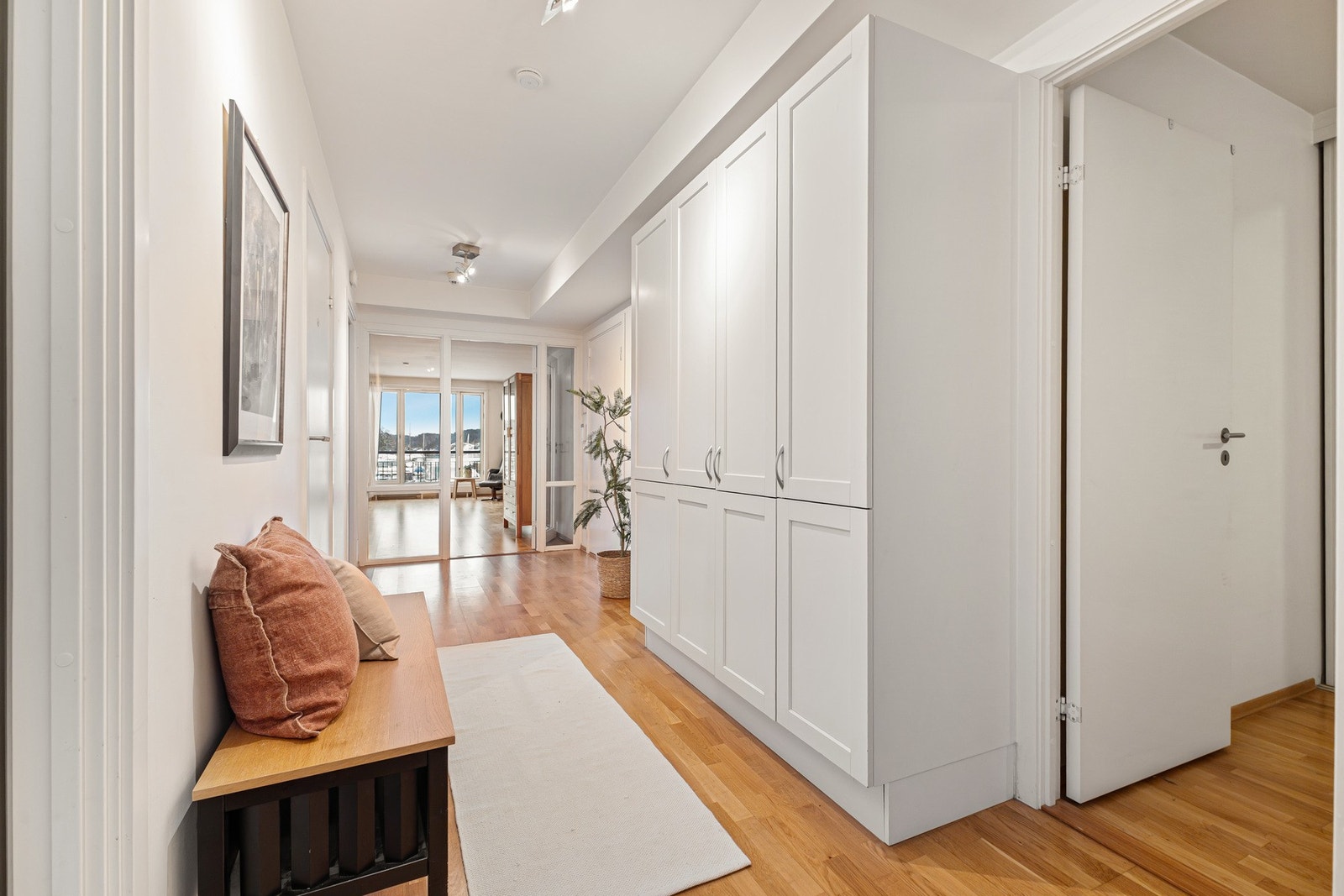 Velkommen inn! Det første som møter deg er en lys og romslig entré som gir et godt førsteinntrykk av boligen. Galleribilde