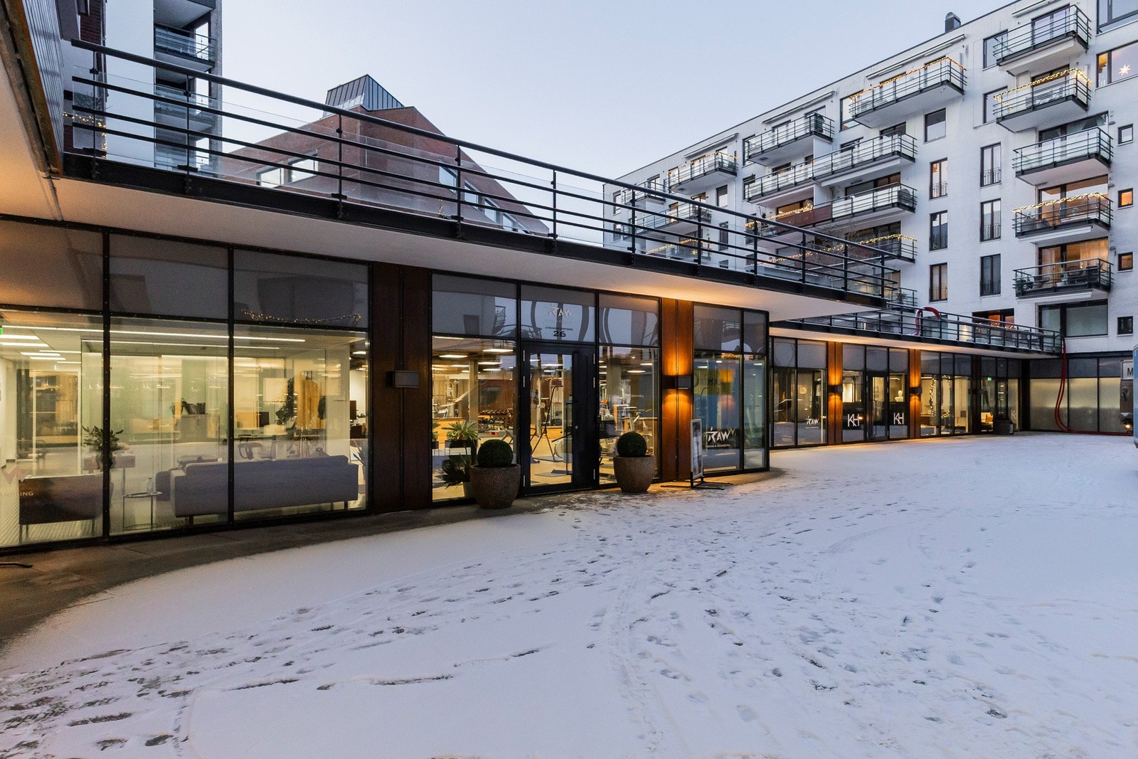 På Lysaker Brygge finnes også badebrygge, lekeplasser, velutstyrt dagligvarebutikk, bryggerestaurant, fiskeutstyrsbutikk, kjøkkenbutikk, treningssenter og diverse agenturer for mote og interiør. Galleribilde