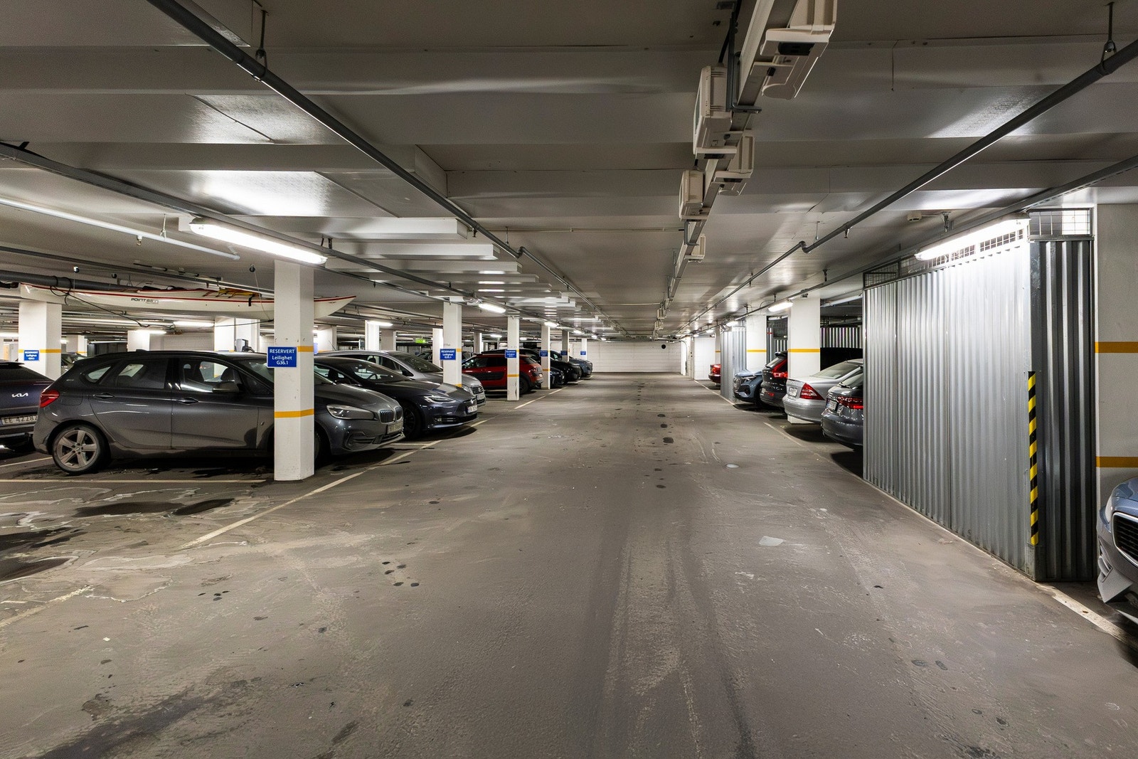 I tillegg disponerer leiligheten en ekstern kjellerbod på 4 kvm, samt en garasjeplass i oppvarmet anlegg med mulighet for elbillader. Galleribilde