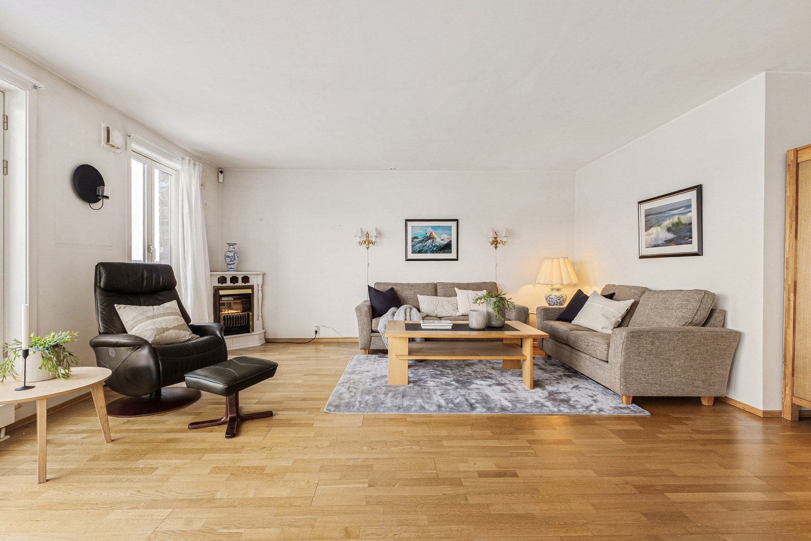 Det er satt inn en koselig elementpeis som gir ekstra varme og lun atmosfære på kalde dager. Galleribilde