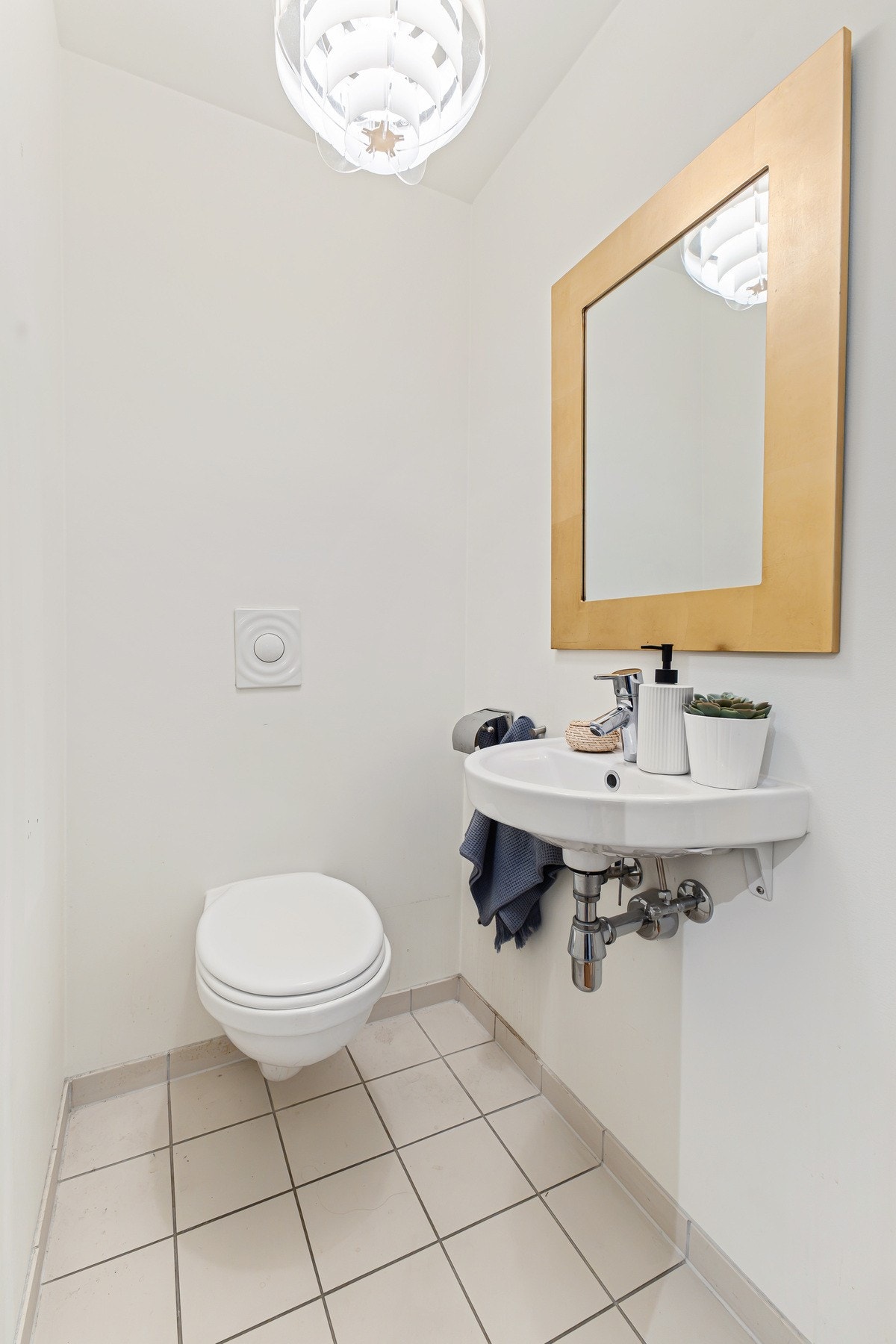 I tilknytning til entreen finner du også et toalettrom med flislagt gulv. Galleribilde