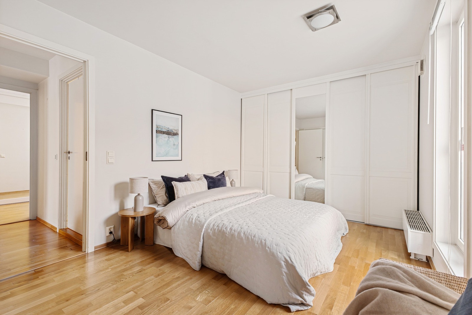 Hovedsoverommet er romslig med god plass til dobbeltseng, nattbord og dekor. Galleribilde