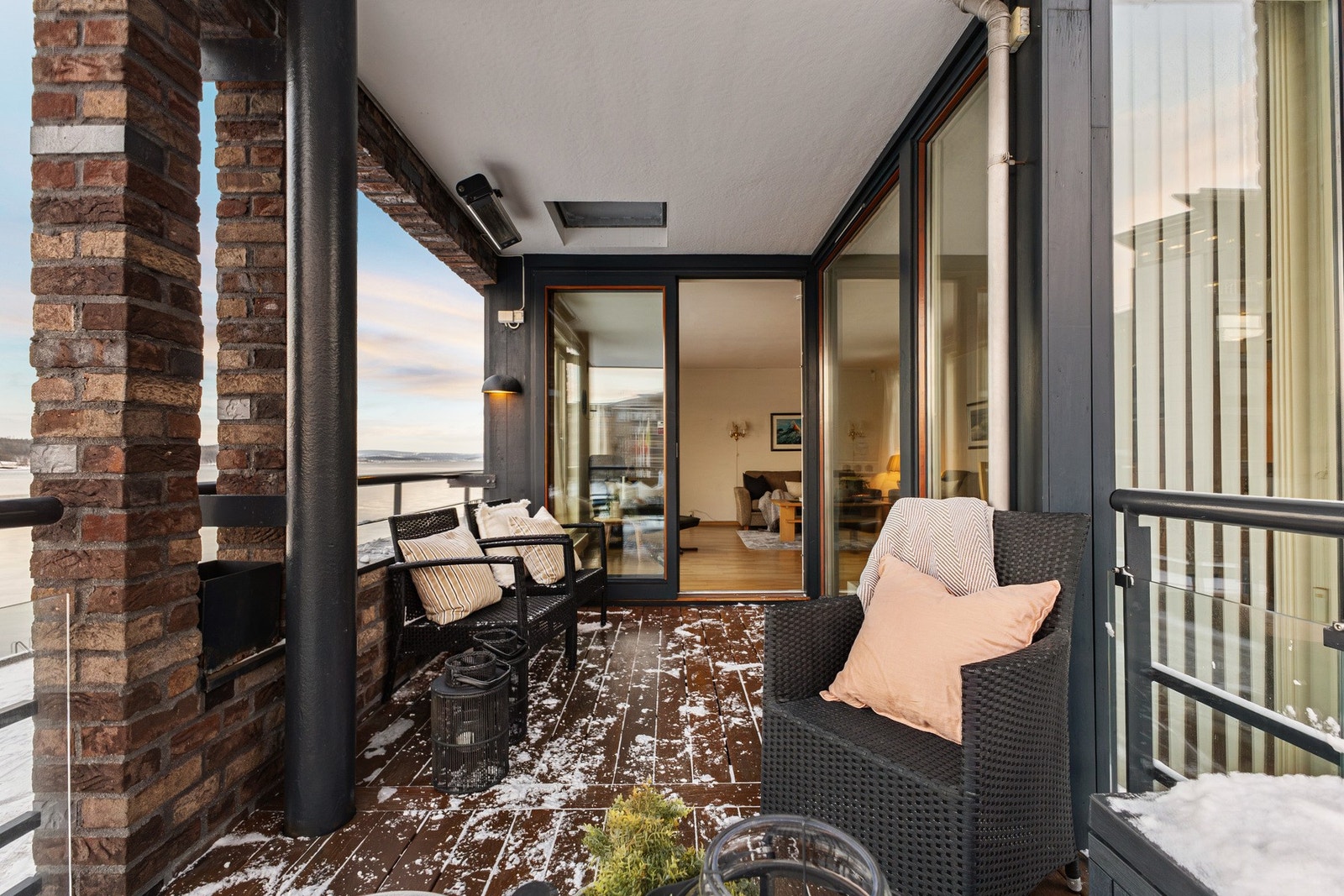 Iht. selger har balkongen morgensol fra ca. kl. 07.00 til 09.00, deretter kommer solen tilbake med kveldssol fra ca. kl. 19.00. Galleribilde