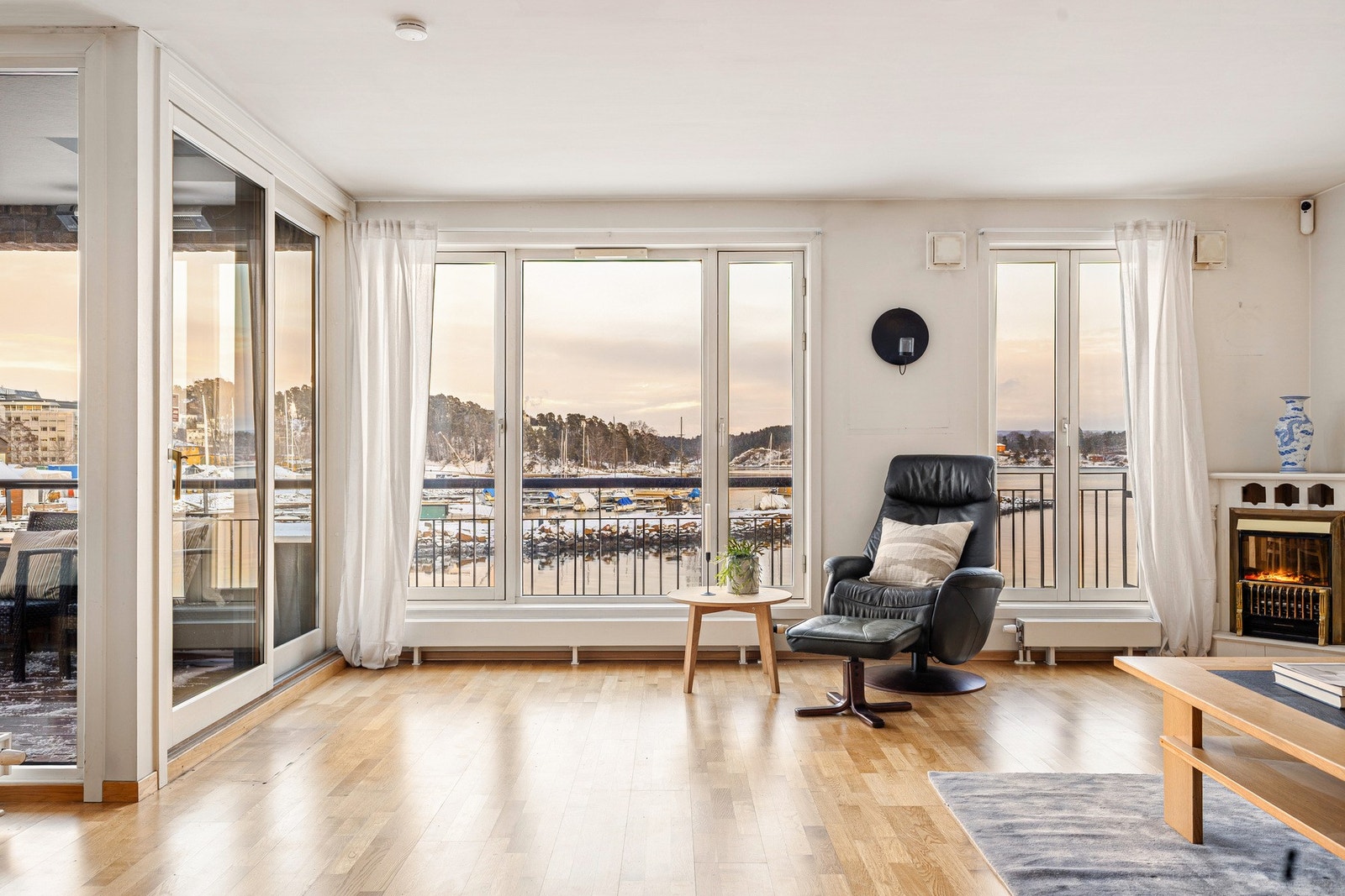 Fra stuen er det utgang til en balkong på 10 kvm. Galleribilde