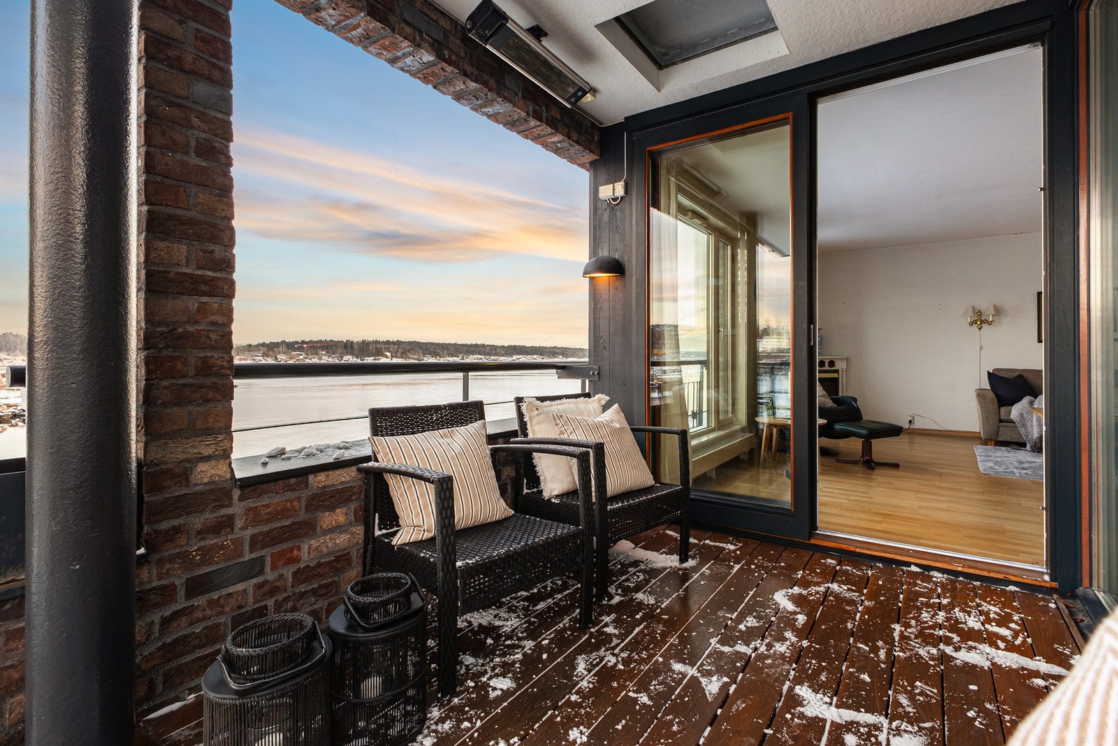 Fra stuen er det utgang til en balkong på 10 kvm. Galleribilde