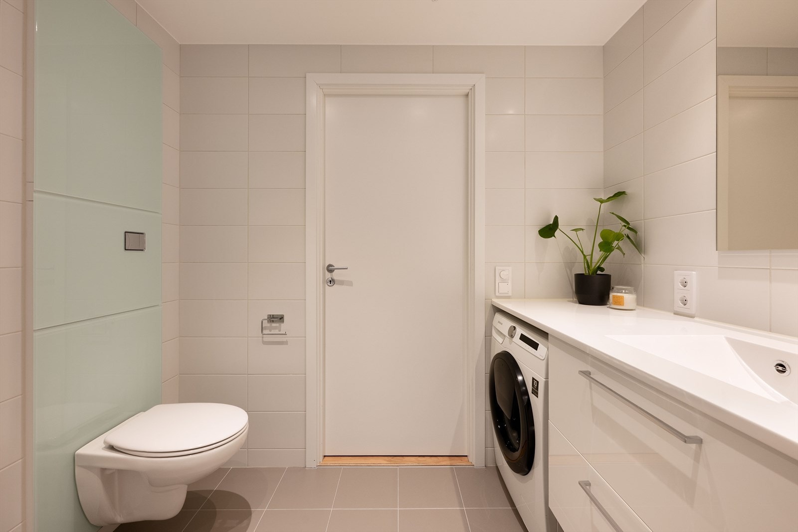 Dusjhjørnet er utstyrt med svingdører og komplett dusjløsning bestående av regnfallsdusj, håndholdt dusj og termostatstyrt blandebatteri. Galleribilde