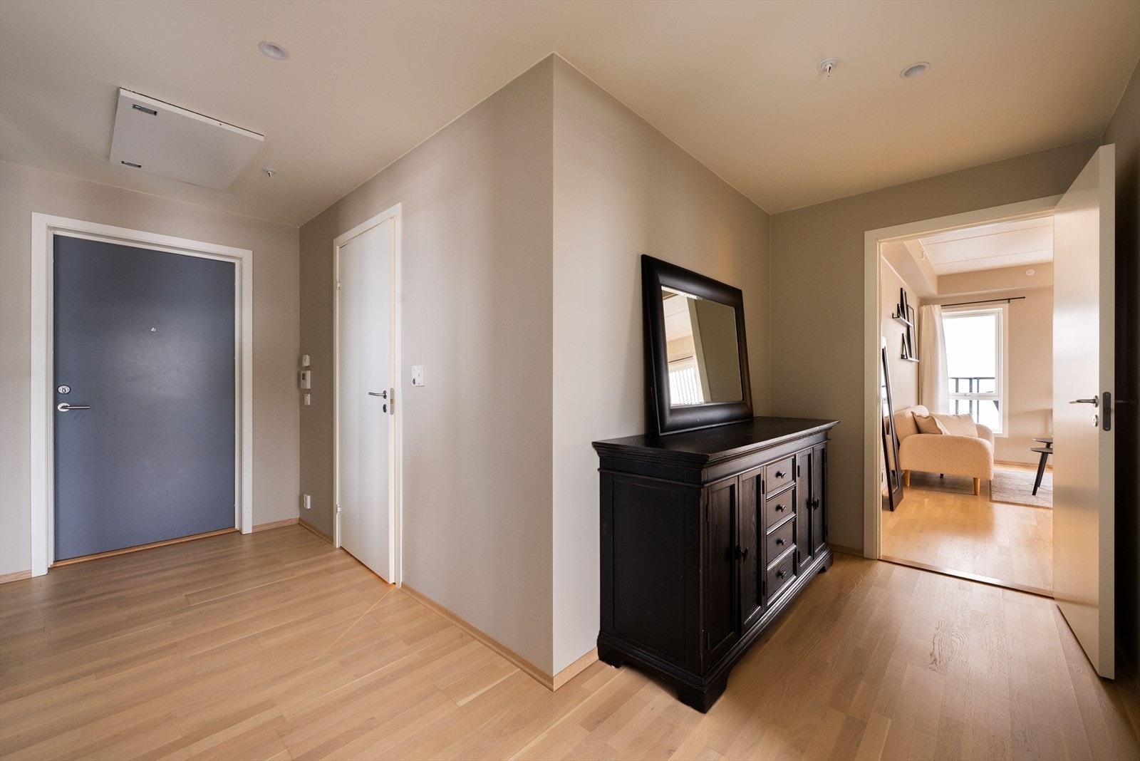 Rommet er innredet med garderobeskap med speildører. Her er det god plass til oppbevaring av klær og sko. Det er også plass til knaggrekke og skohylle, samt andre møbler om ønskelig. Galleribilde