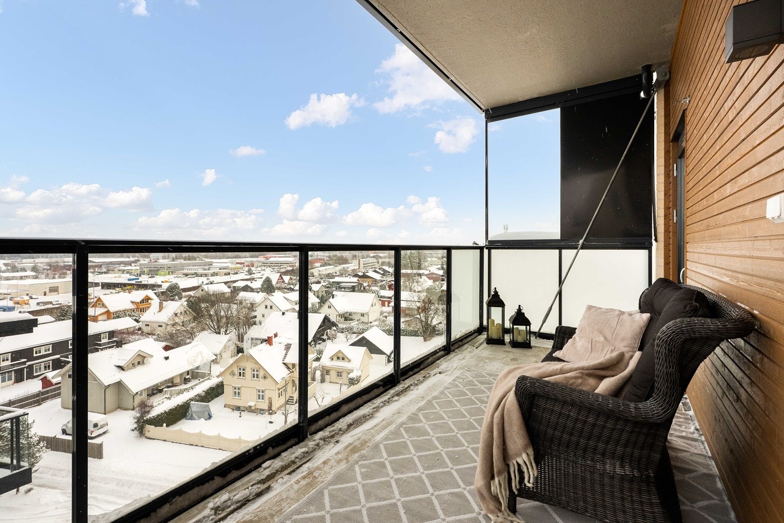 Balkongen på ca. 11,4 kvm med utgang fra begge soverommene. Galleribilde