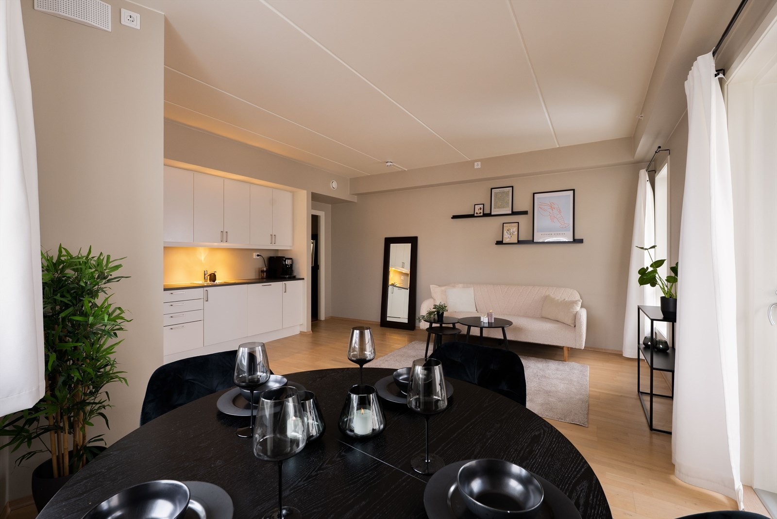 Stuen ligger i en åpen og sosial løsning med kjøkkenet. Lys og tiltalende stue som er malt i en behagelig og tidsriktige fargetone. Galleribilde