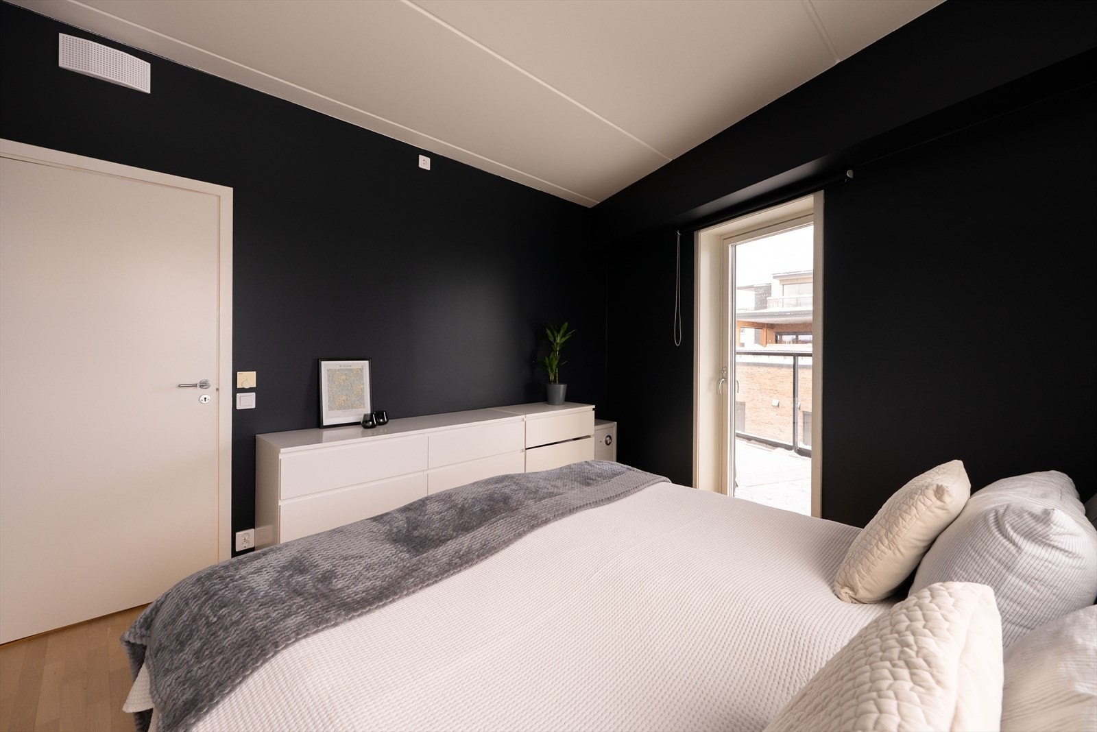 Begge soverommene har også adkomst til balkong. Balkongen er ca. 11,4 kvm. Galleribilde