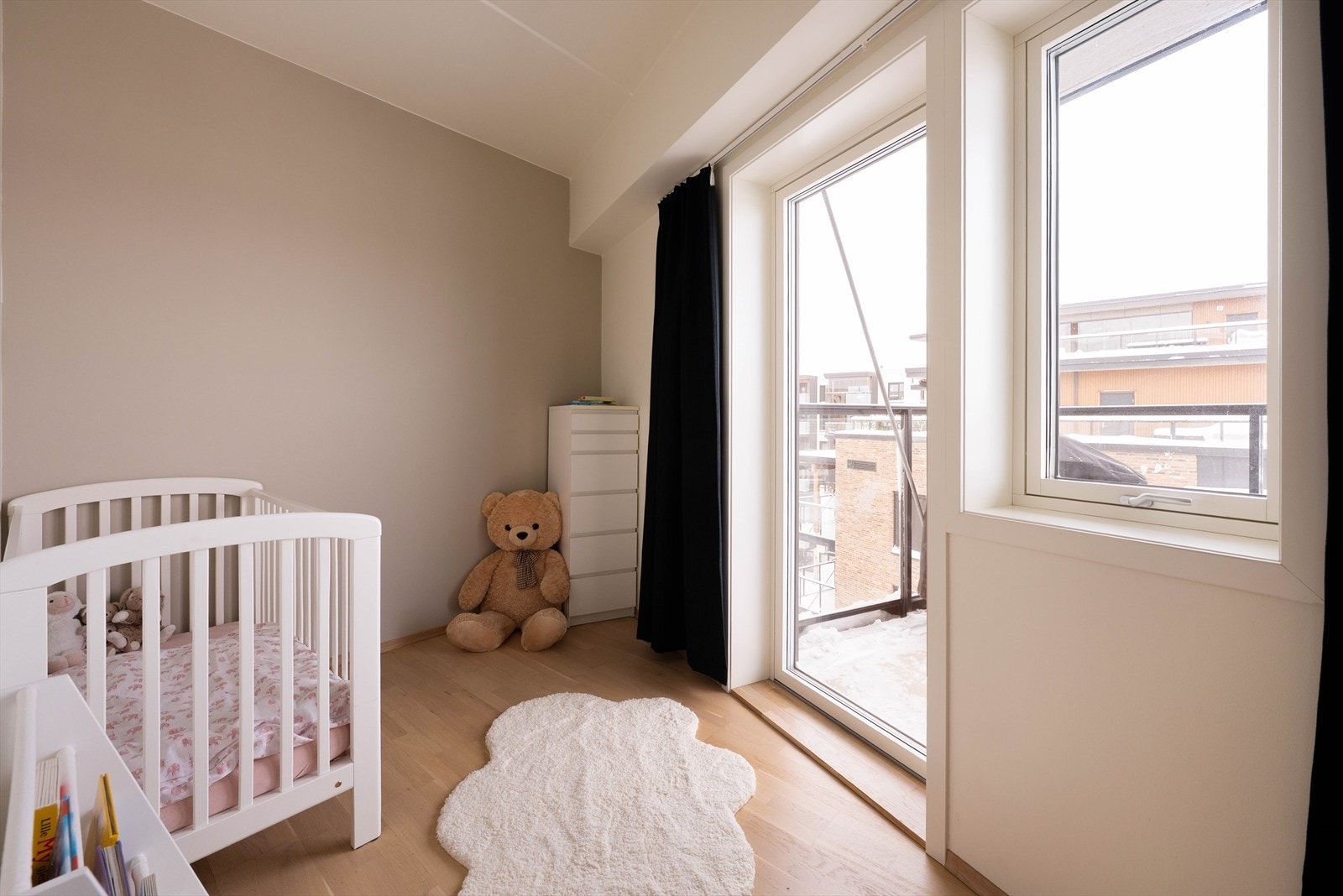 Soverom 2 - et perfekt barnerom, gjesterom, hobbyrom eller kontor. Mulighetene er mange! Galleribilde