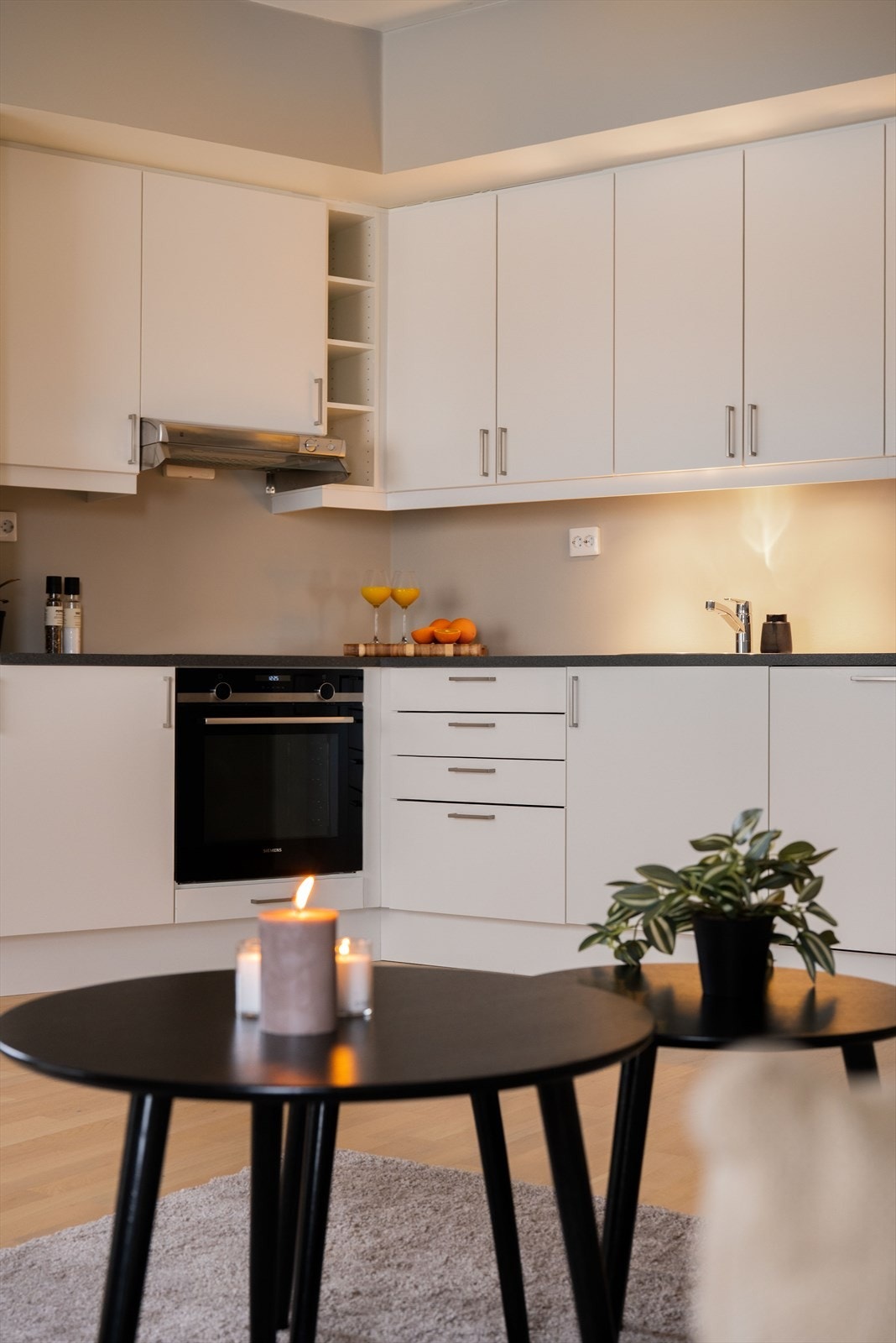 Kjøkkenet er utstyrt med opplegg for integrert oppvaskmaskin, platetopp, stekeovn samt integrert kombiskap for kjøl og frys. Galleribilde