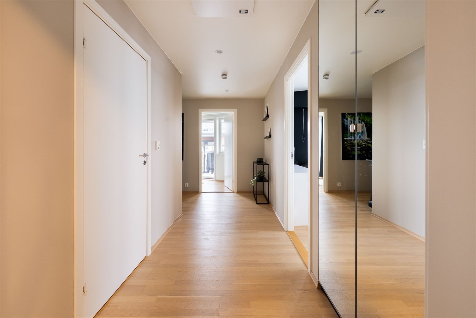 Fra bakkeplan eller garasjeanlegget tar heisen deg opp i 7. etasje. Inn døren til leiligheten kommer du inn i en romslig entré. Galleribilde