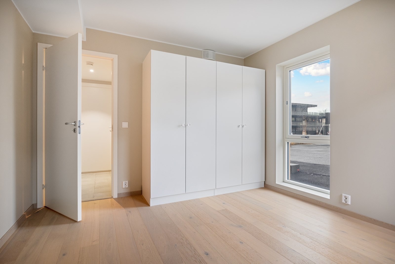 Hovedsoverommet er av god størrelse og utstyrt med stor garderobeløsning! Galleribilde