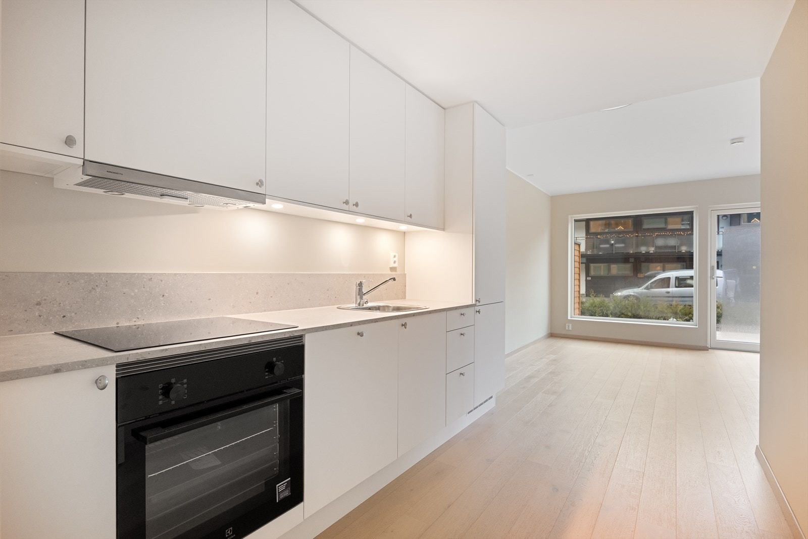 Her finner man integrerte hvitevarer som komfyr, platetopp, kjøle/frys og oppvaskmaskin - alt man trenger for en praktisk hverdag. Galleribilde