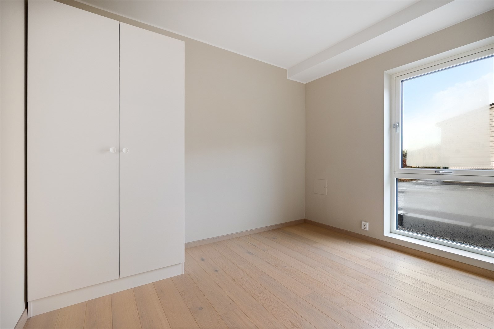 Soverom 2 er også av god størrelse med god plass til garderobeskap, seng og kontorpult Galleribilde