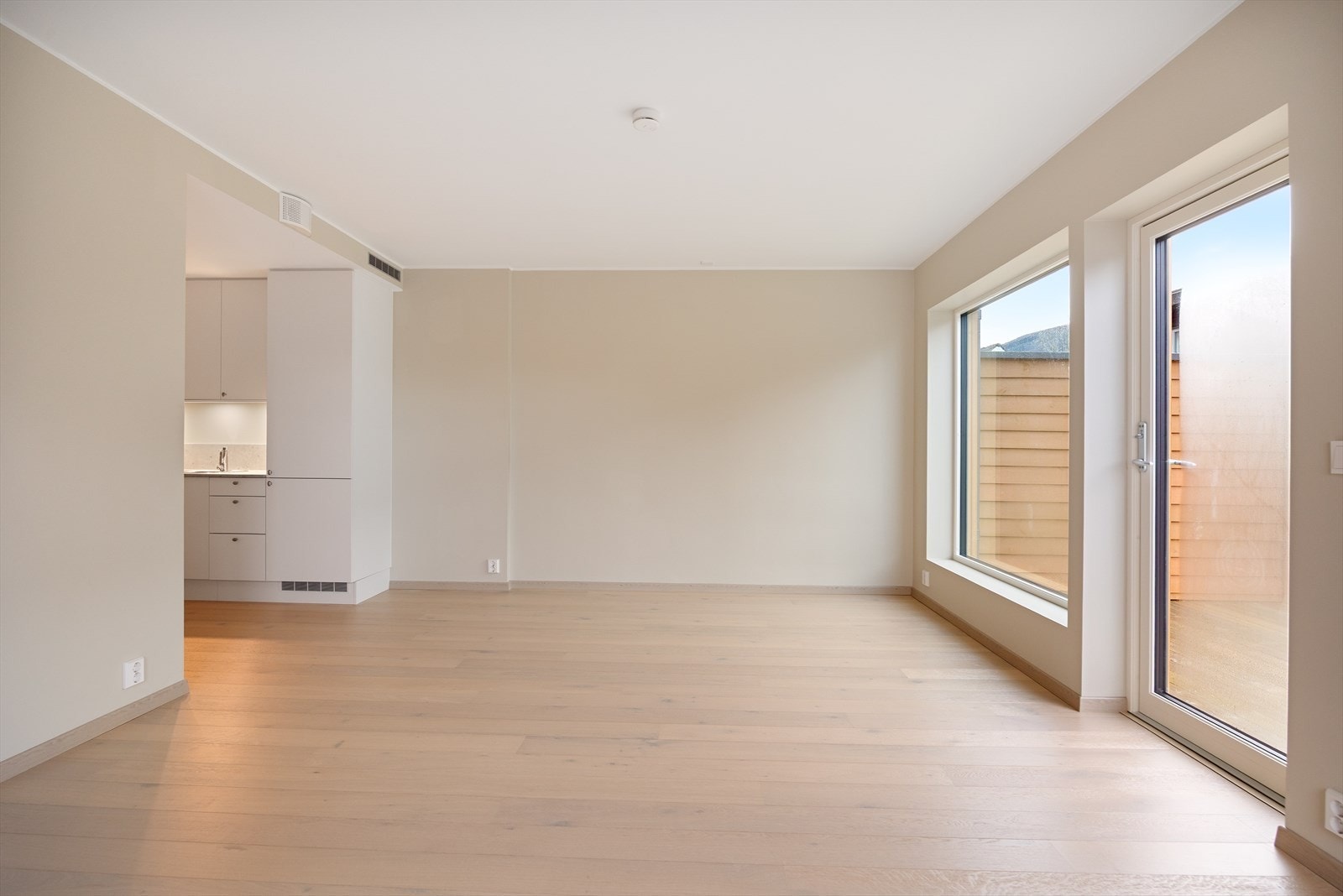 Leiligheten har en åpen og moderne stue-/kjøkkenløsning som er naturlig delt inn i soner for opphold, spising og matlaging. Galleribilde