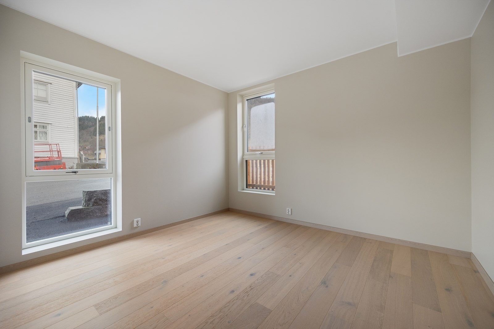 Leilighetens har totalt to soverom som tilbyr rikelig med naturlig lys, samt god plass til dobbeltseng og ønsket møblement. Galleribilde