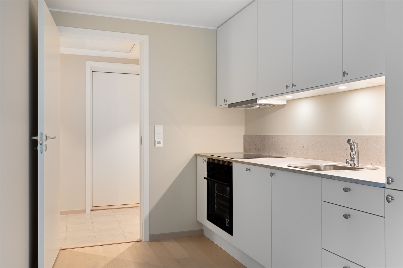 Leiligheten har en flott kjøkkeninnredning fra Sigdal som fremstår moderne med glatte fronter og tidløst design. Galleribilde