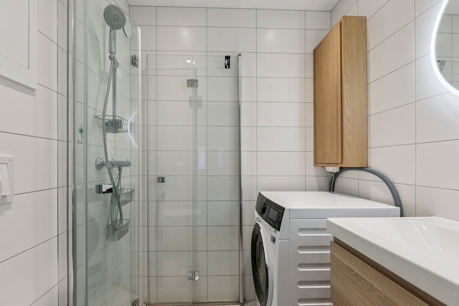 Moderne, flislagt bad med varme i gulv. Kombinert vaskemaskin og tørketrommel Galleribilde