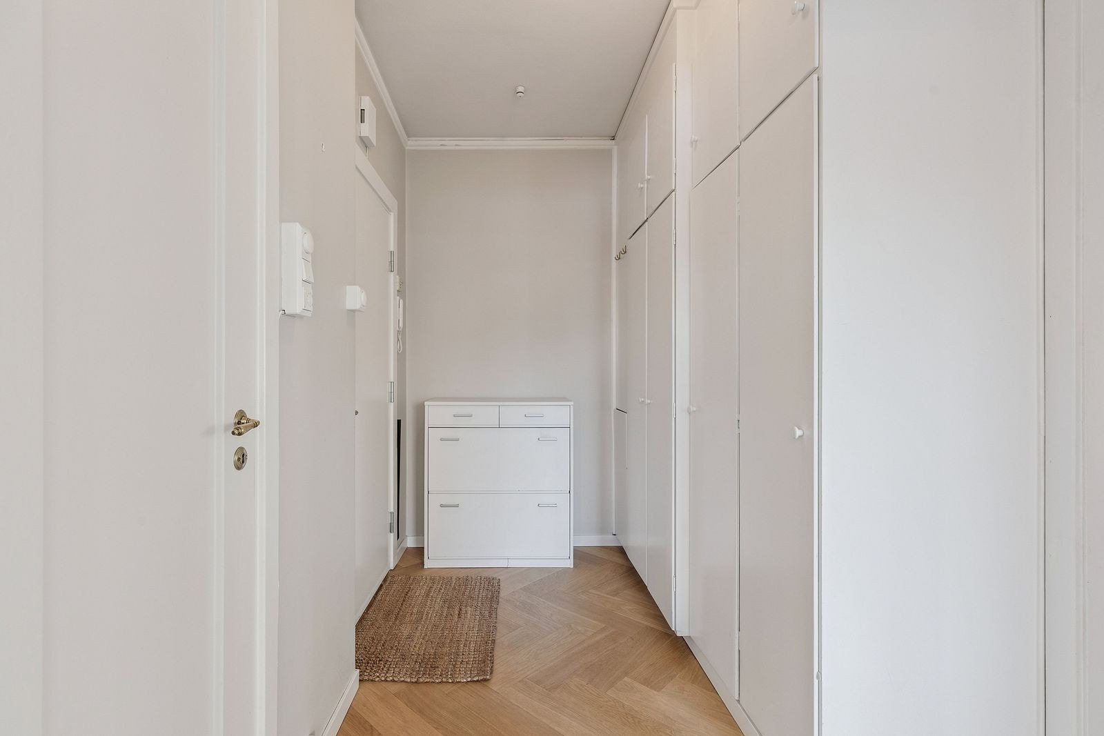 Det er godt med lagringsplass i skap i gang Galleribilde