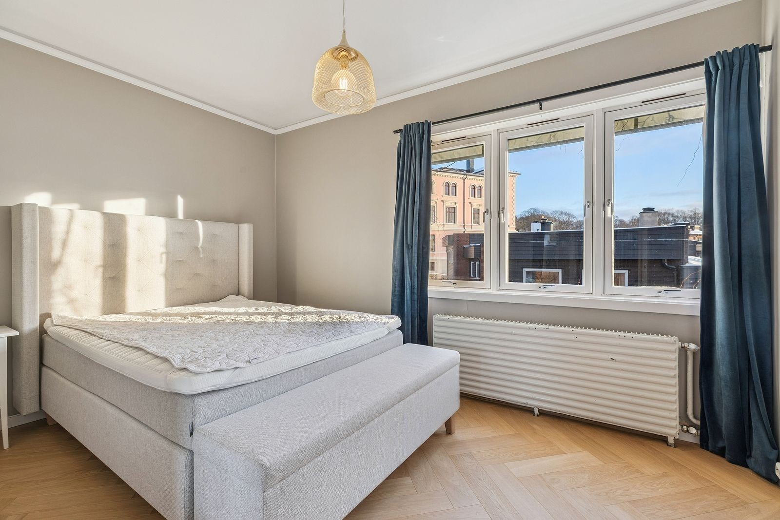 Romslig hovedsoveom - til høyre i rommet er det to integrerte garderobeskap og en åpen hylle Galleribilde