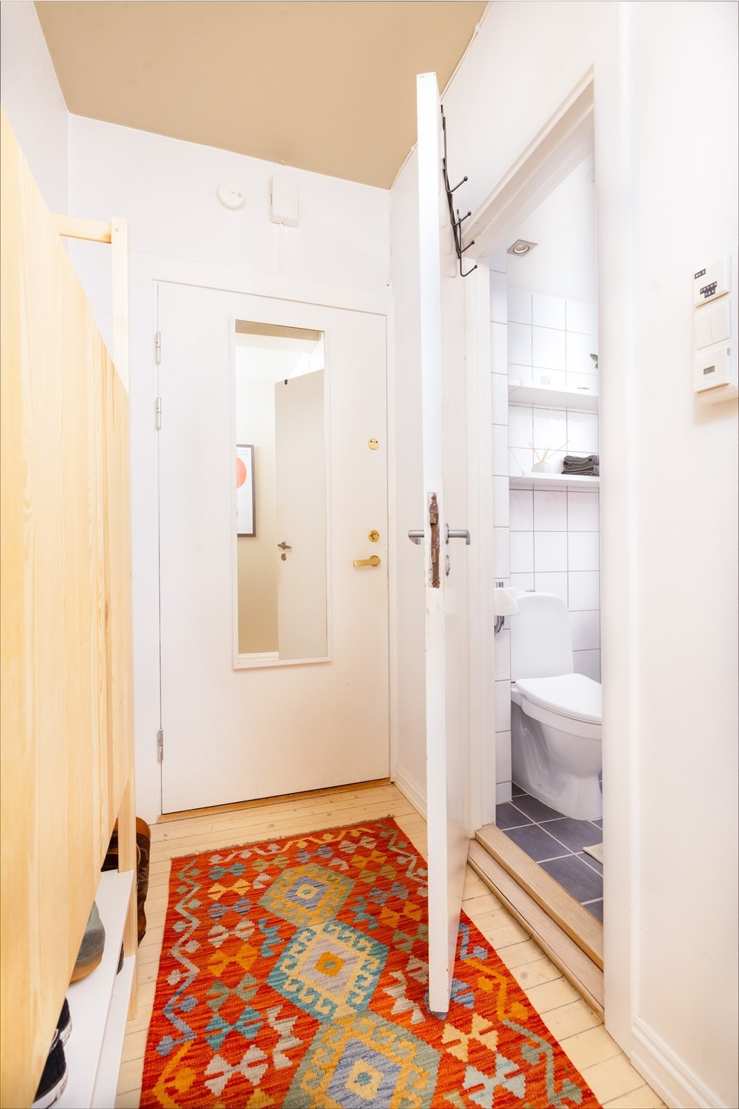 Velkommen inn til en lys og praktisk entré, her kan du enkelt legge fra deg sko og yttertøy. Galleribilde