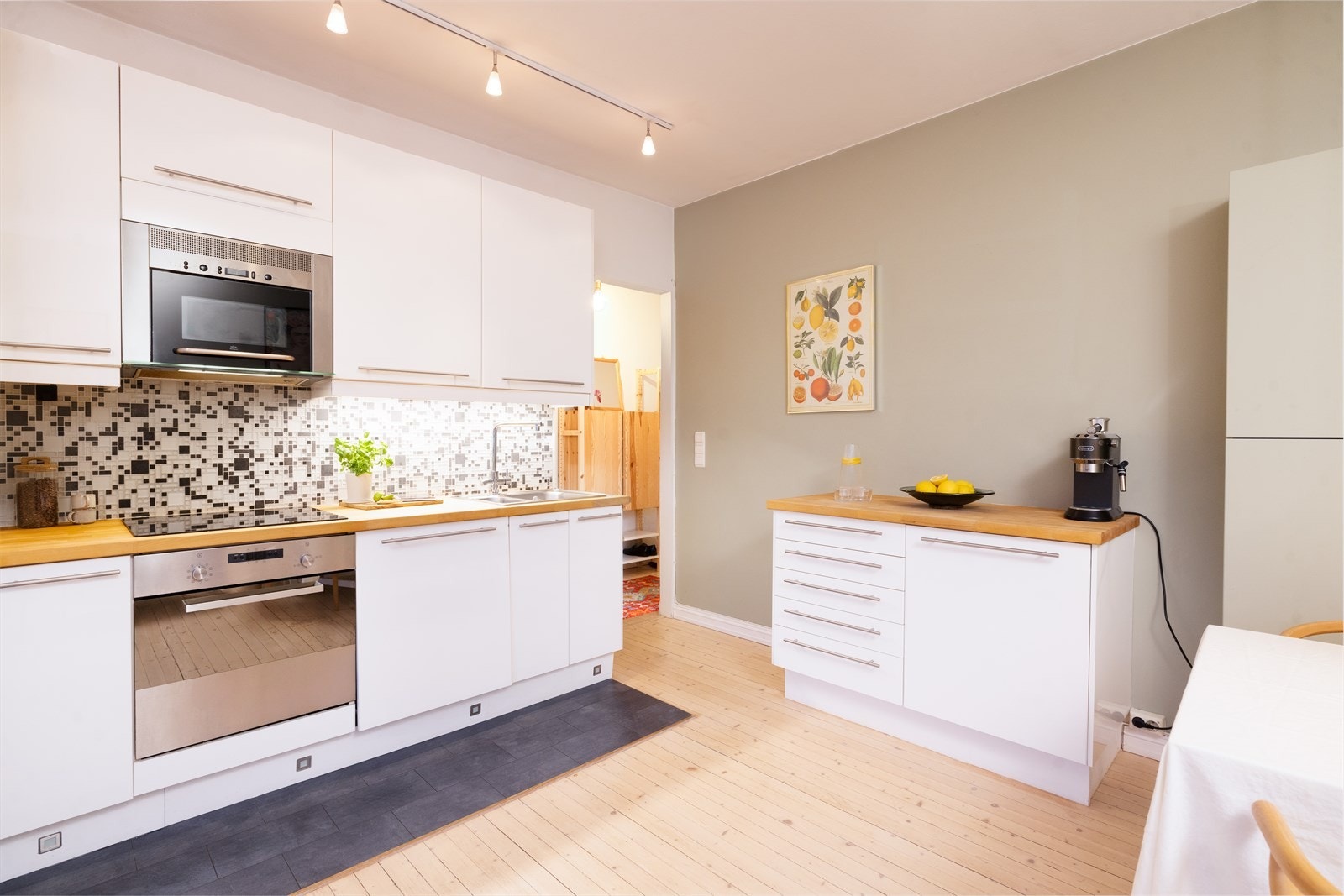 Det originale tregulvet gir hjemmet karakter, sjel og en følelse av kontinuitet mellom gammelt og nytt. Galleribilde