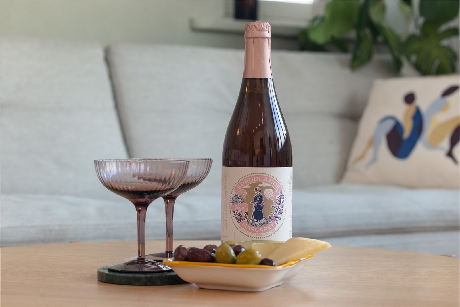 Stuen fremstår som en invitasjon til gode opplevelser. Her er det tilrettelagt for avkobling og hygge. Galleribilde