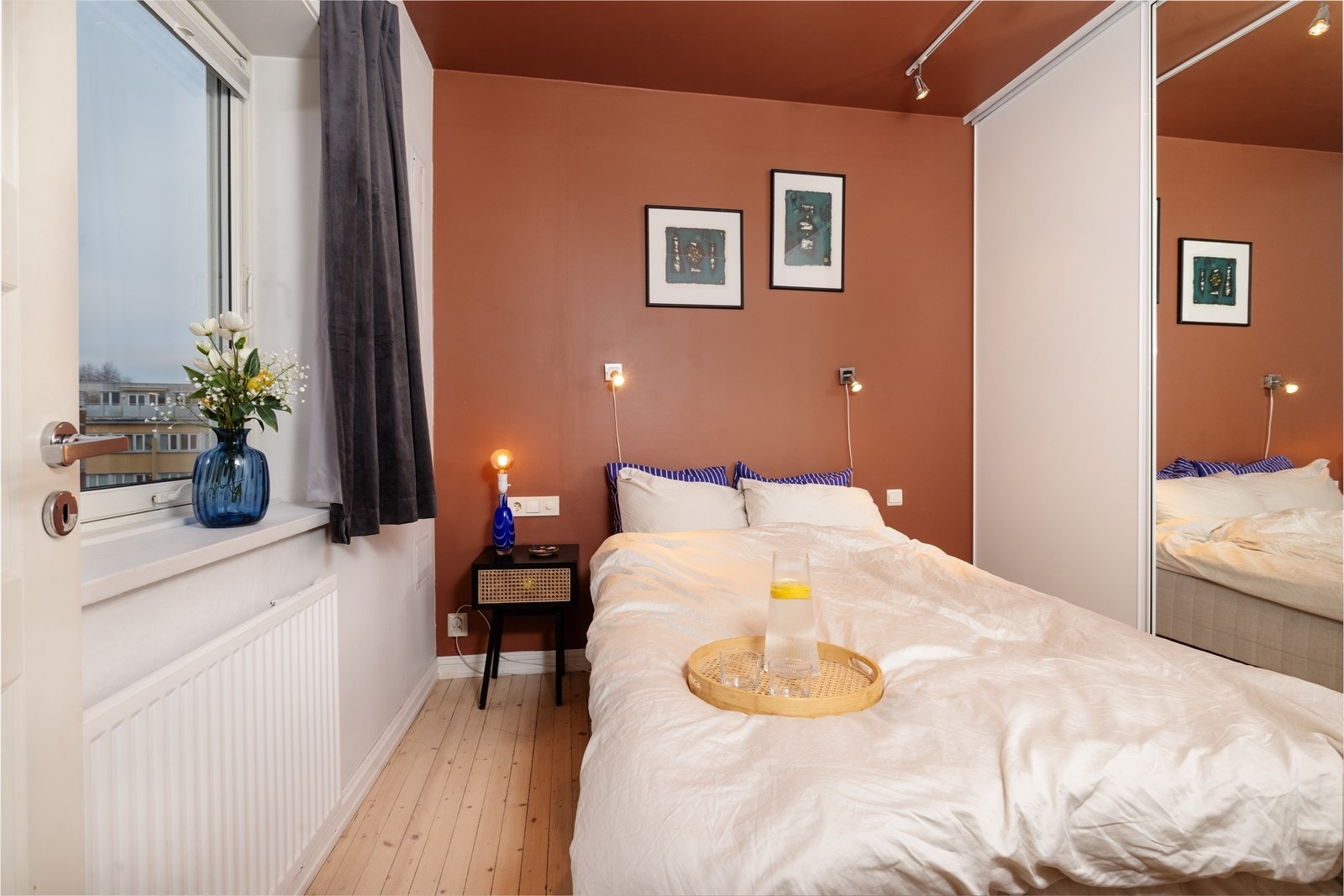 Romslig soverom med store vinduer som slipper inn rikelig med naturlig lys, her har du plass til dobbelseng. Galleribilde