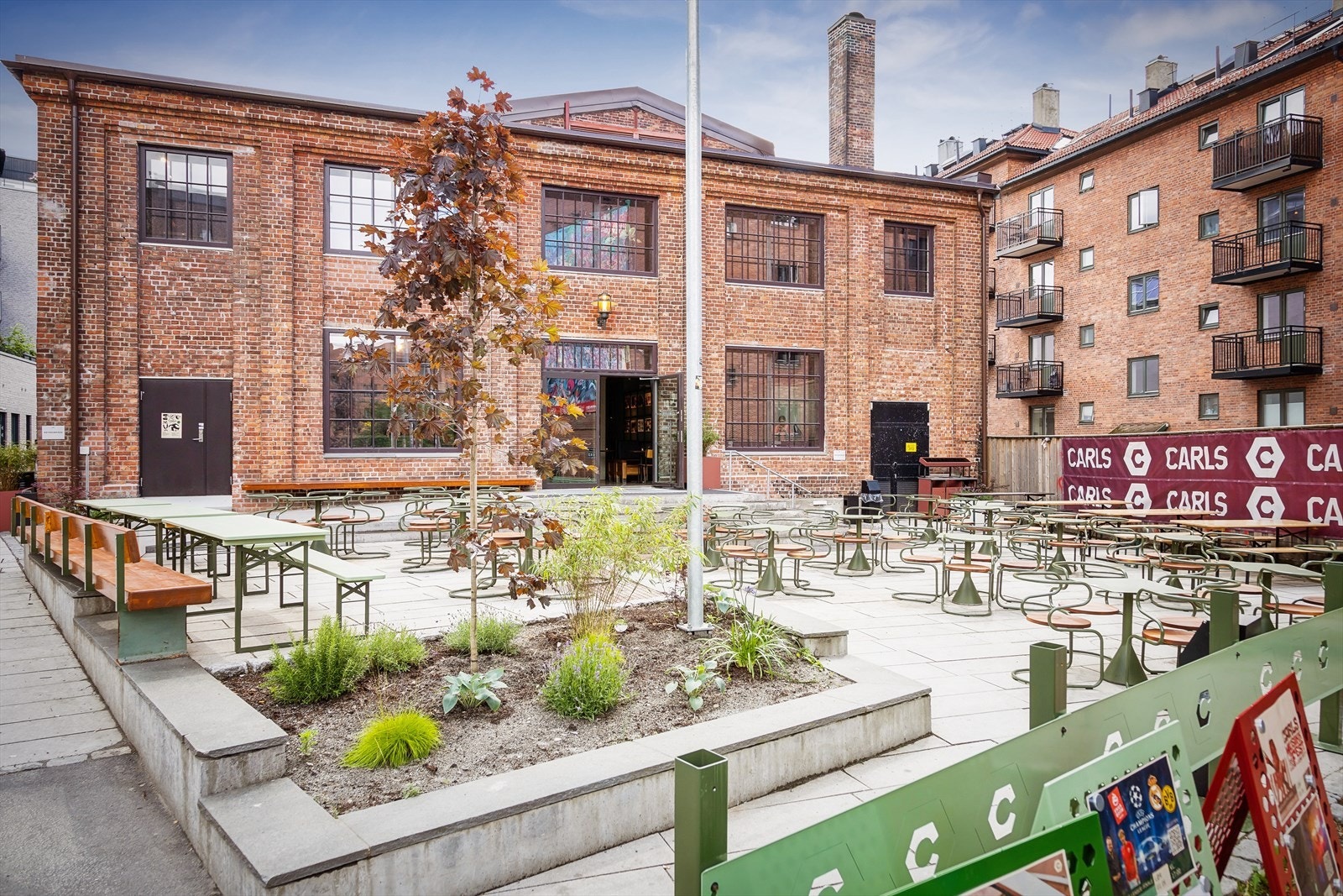 Carls er nesten 3000 kvm med store og små opplevelser, under ett og samme tak. Fordelt over en kafé & bar, restaurant, uteservering, vinbar, og to store arrangementsrom blir den gamle fabrikken igjen fylt med liv og røre. Galleribilde