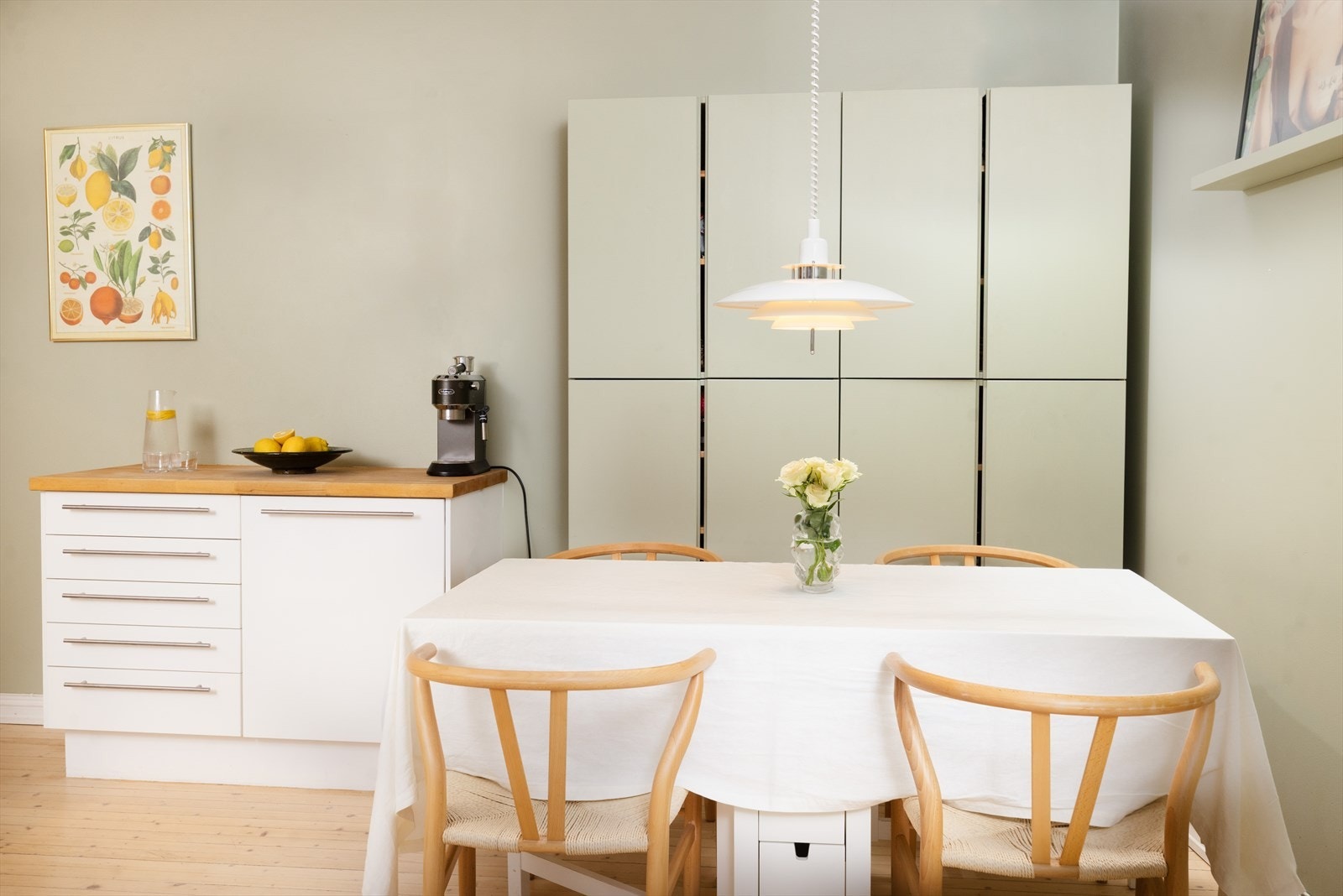 Leilighetens plassering er meget sentral og blir fort et naturlig samlingspunkt for dine venner. Da er det en stor fordel med en stue med plass til mange. Galleribilde