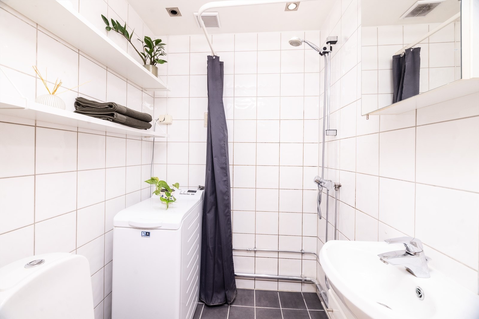 Lyst, flislagt bad modernisert i regi av borettslaget i 2001 med standard innredning. Galleribilde