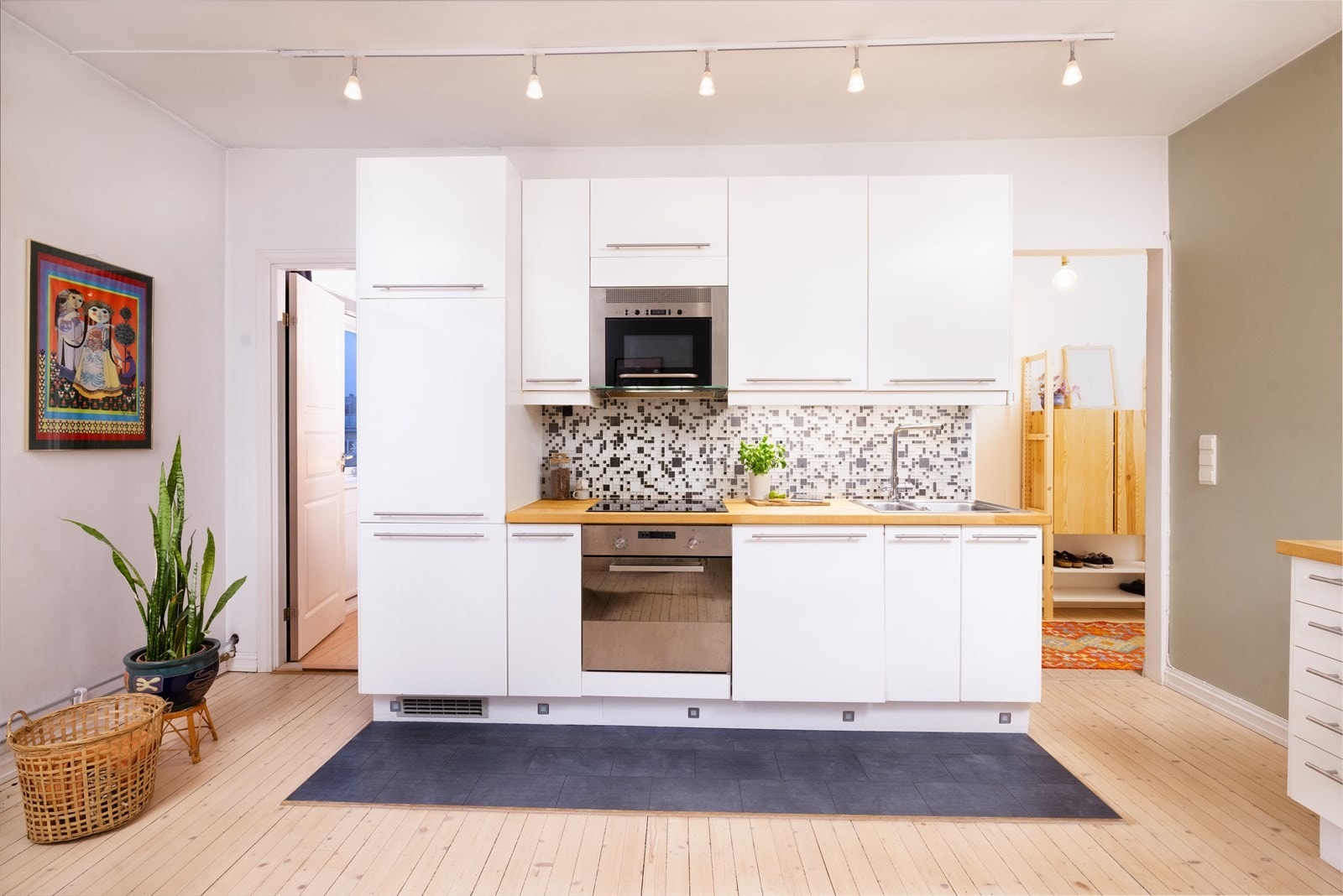 Kjøkkenet er stilfullt og moderne samt praktisk designet med god benke- og lagringsplass. Galleribilde