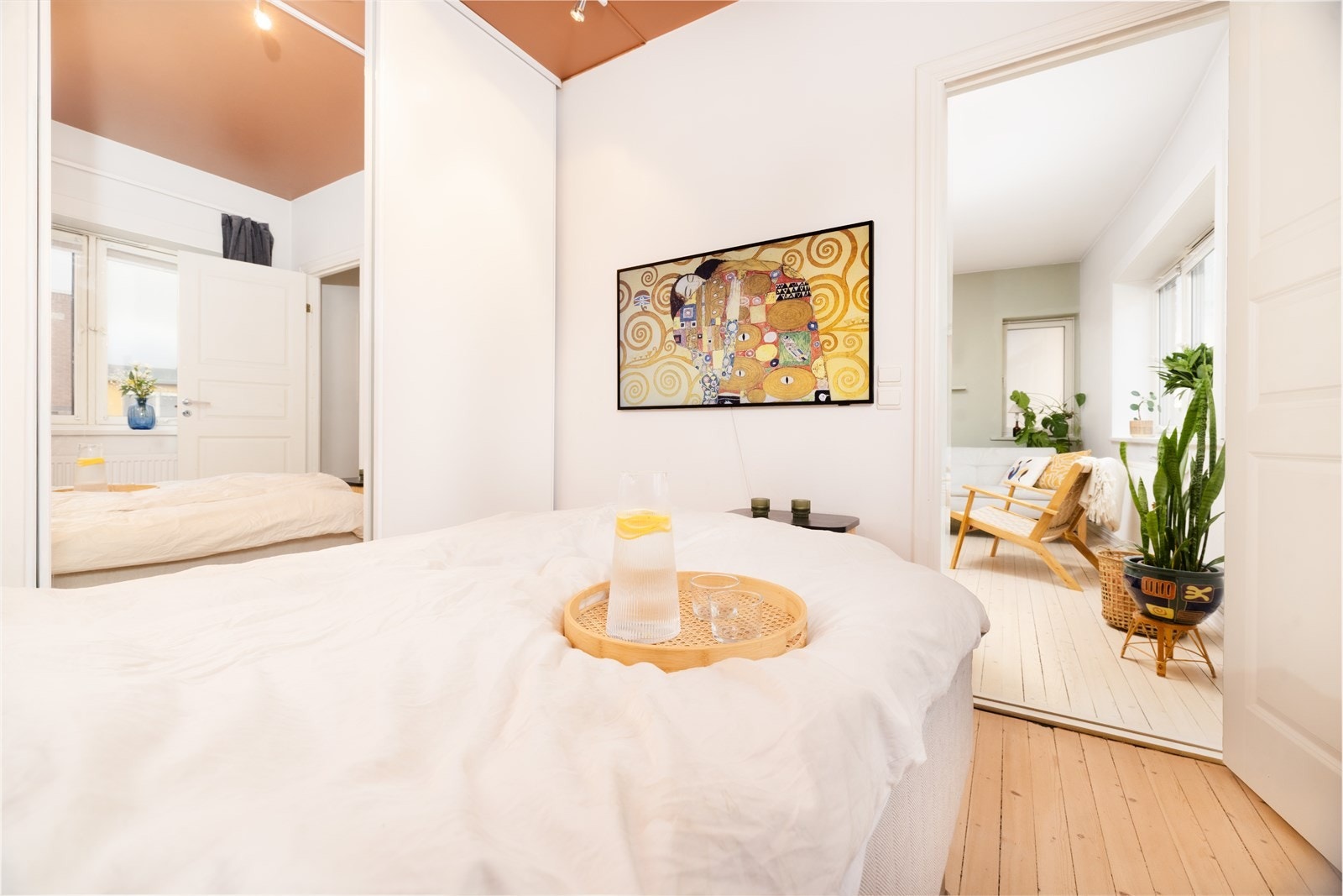 Soverommet har et praktisk skyvedørsgarderobe med gode oppbevaringmuligheter. Galleribilde