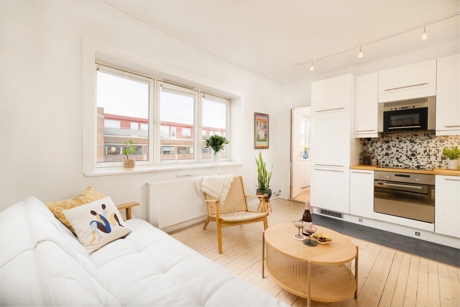 Leiligheten har godt med lysinnslipp som sørger for rikelig med naturlig sollys. Det er essensielt for å skape en god romfølelse. Galleribilde