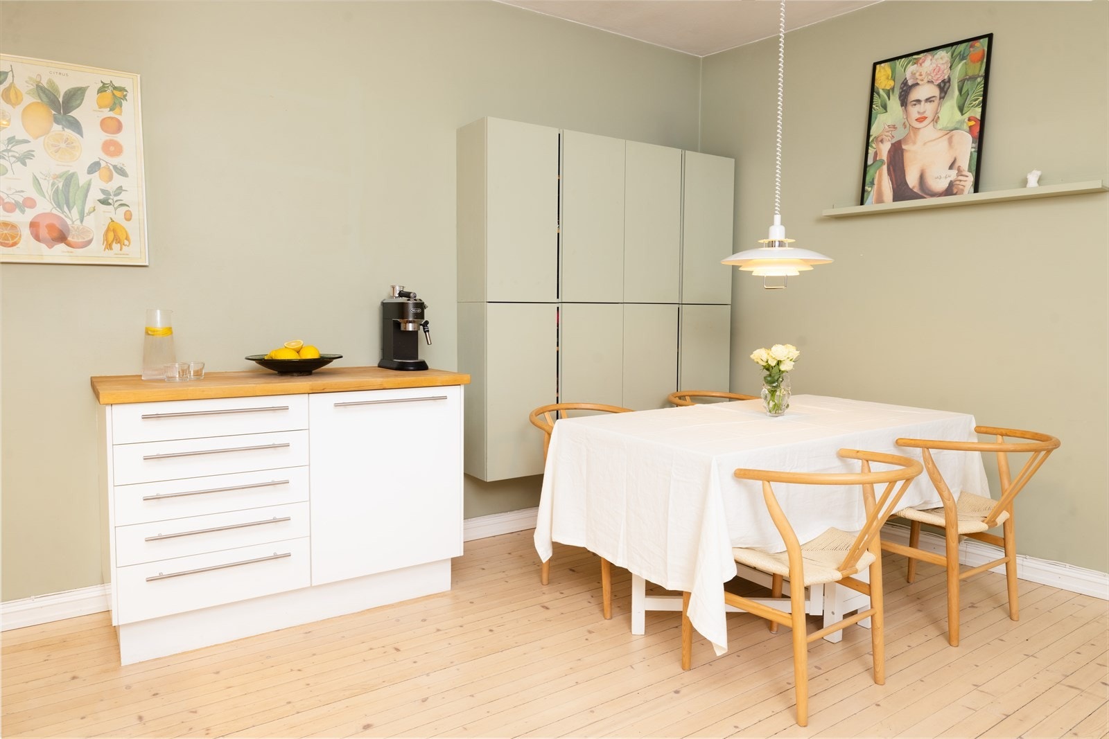 Her får du også klassiske elementer som sjarmerende originale tregulv, god takhøyde og dype vinduskarmer. Galleribilde