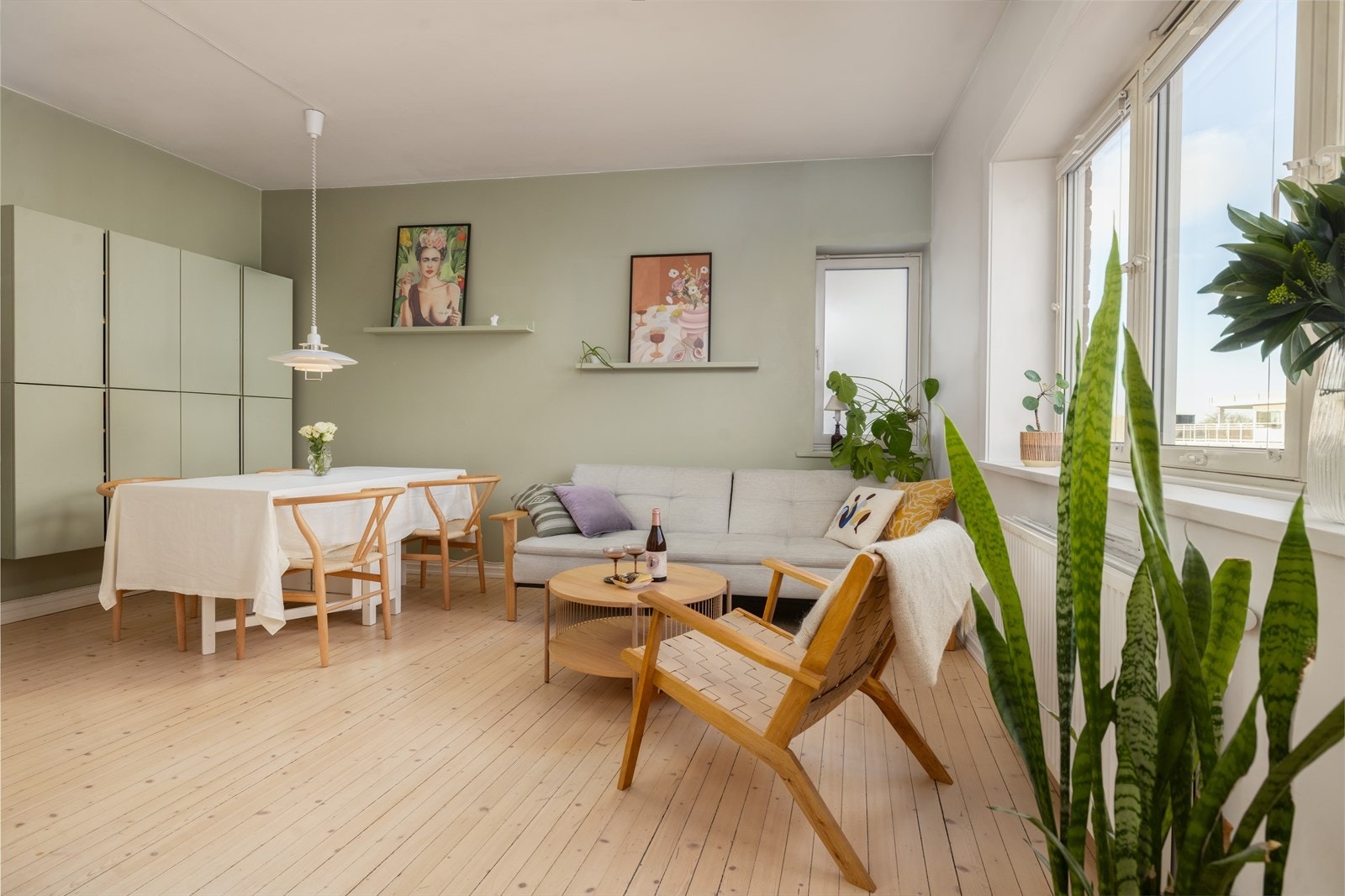 Den kvadratiske stuen er enkel å innrede etter enhver smak. Kom på visning for videre planlegging. Galleribilde