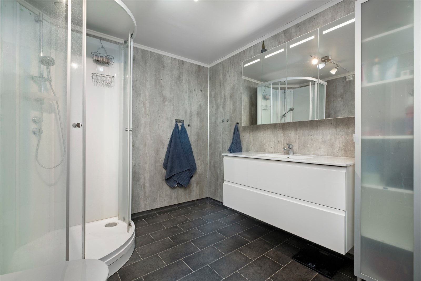 Romslig bad på 7,5m² Galleribilde