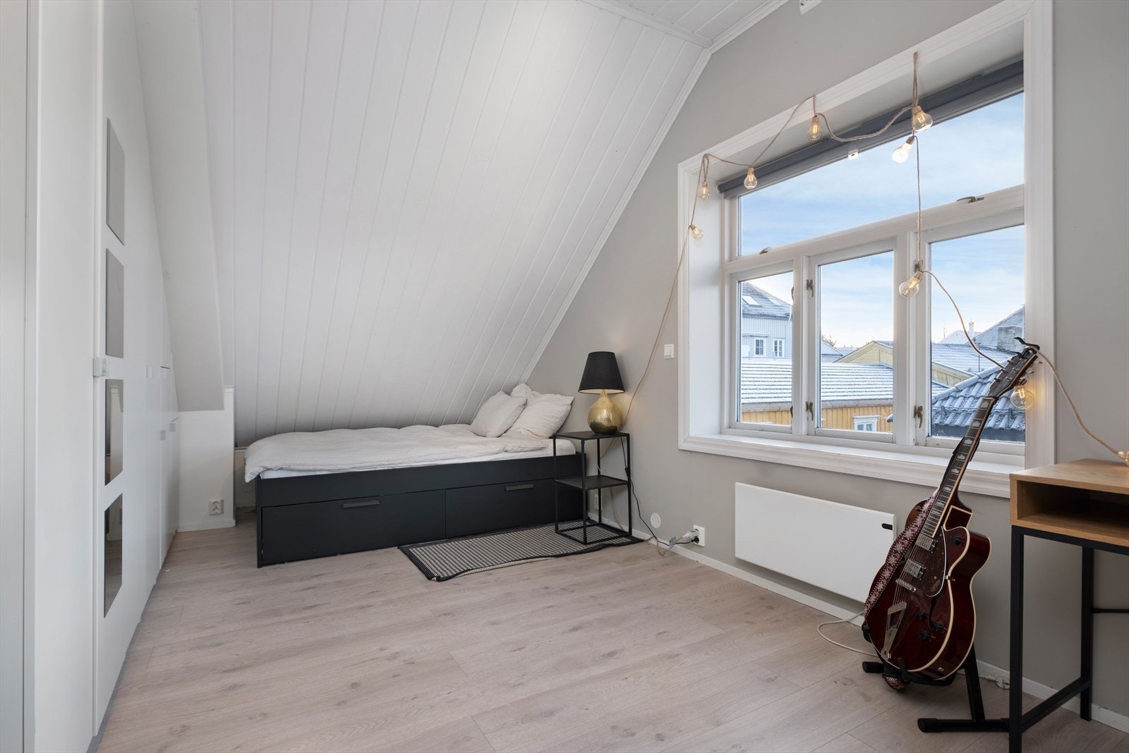 Lyst og romslig soverom på loftet, 14 m², med god plass til seng og oppbevaring. Galleribilde