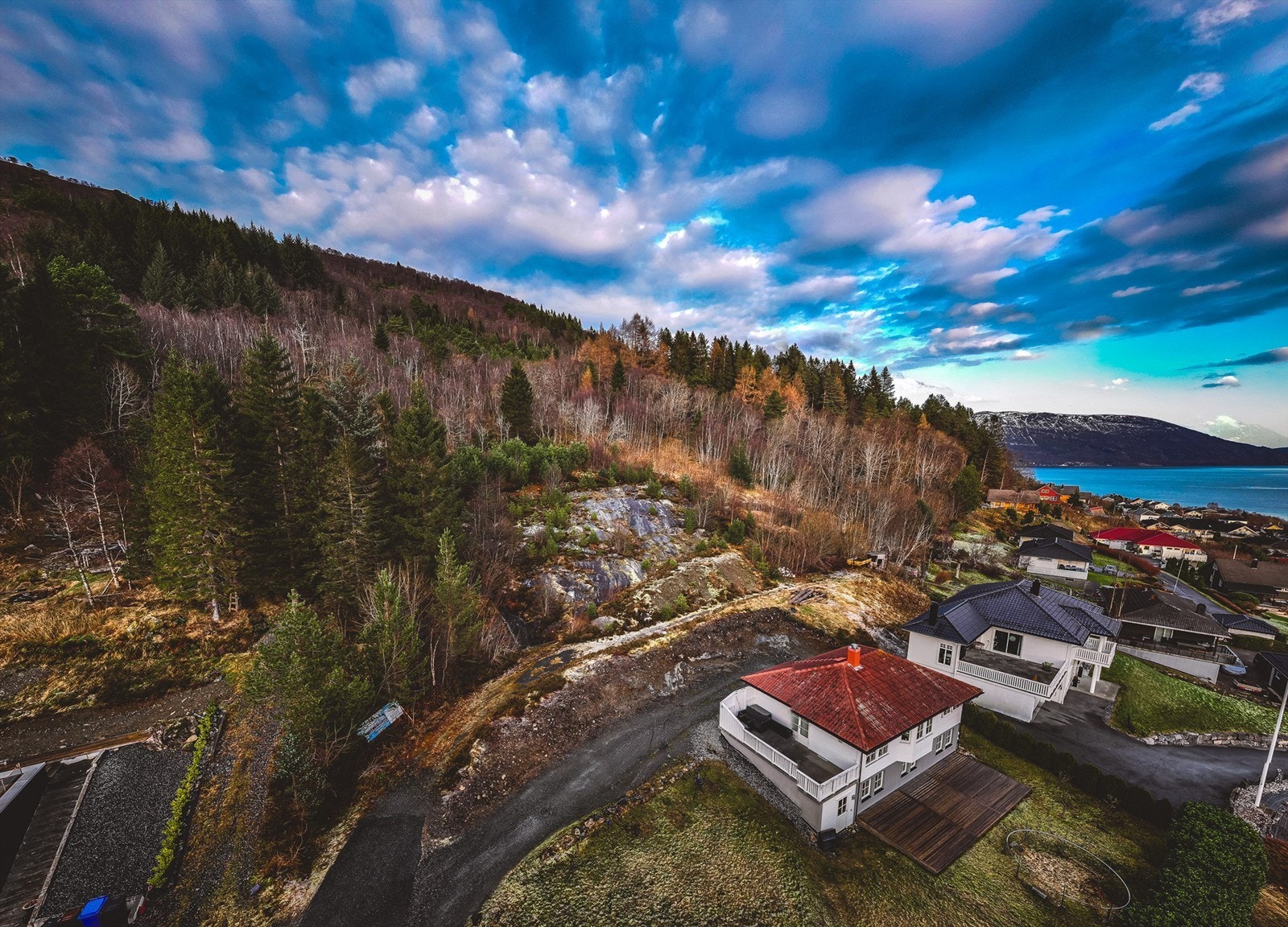 Kommunal vei nesten helt fram til tomten. Galleribilde