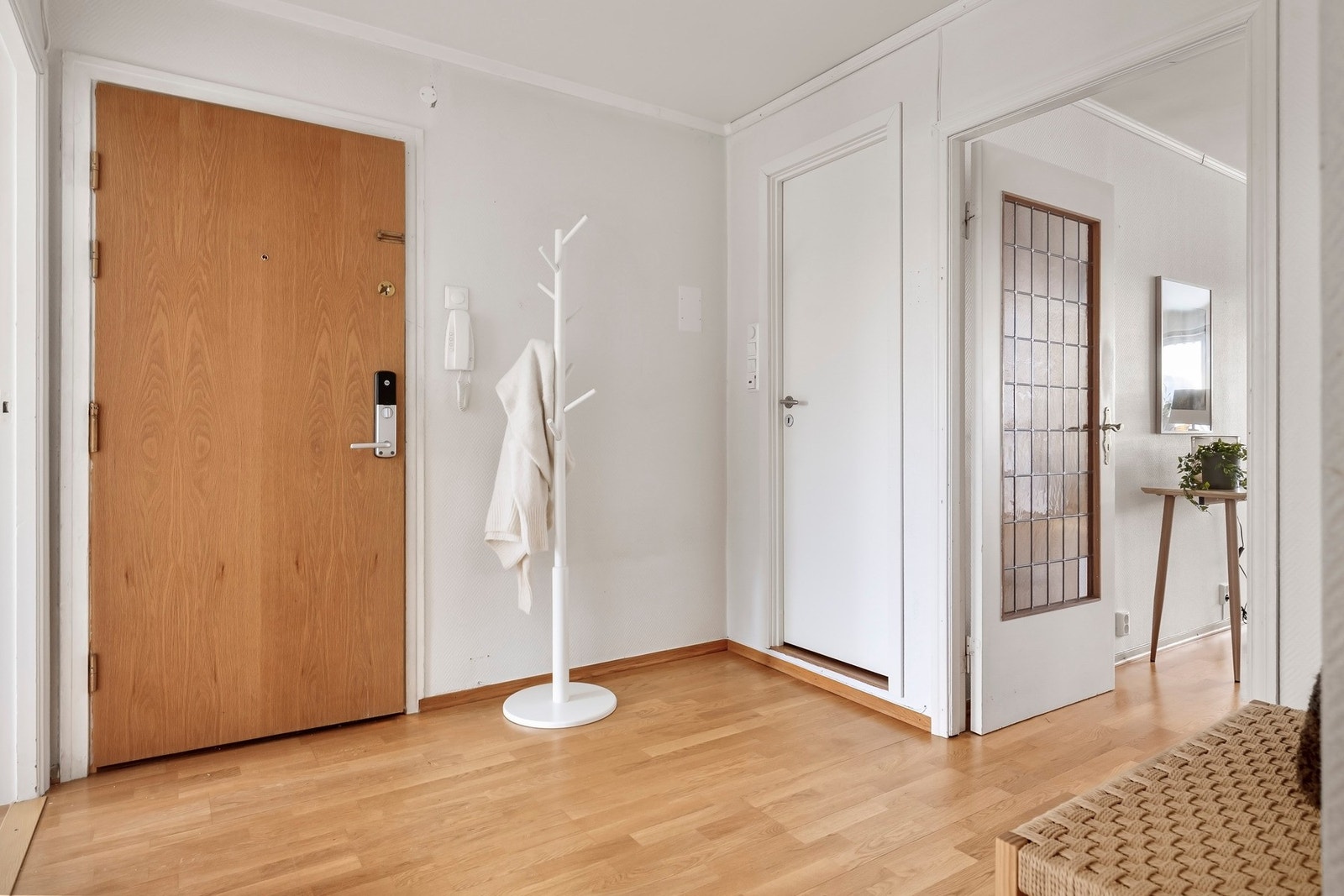 Velkommen inn! Det første som møter deg er en lys og romslig entré som gir et godt førsteinntrykk av boligen. Galleribilde