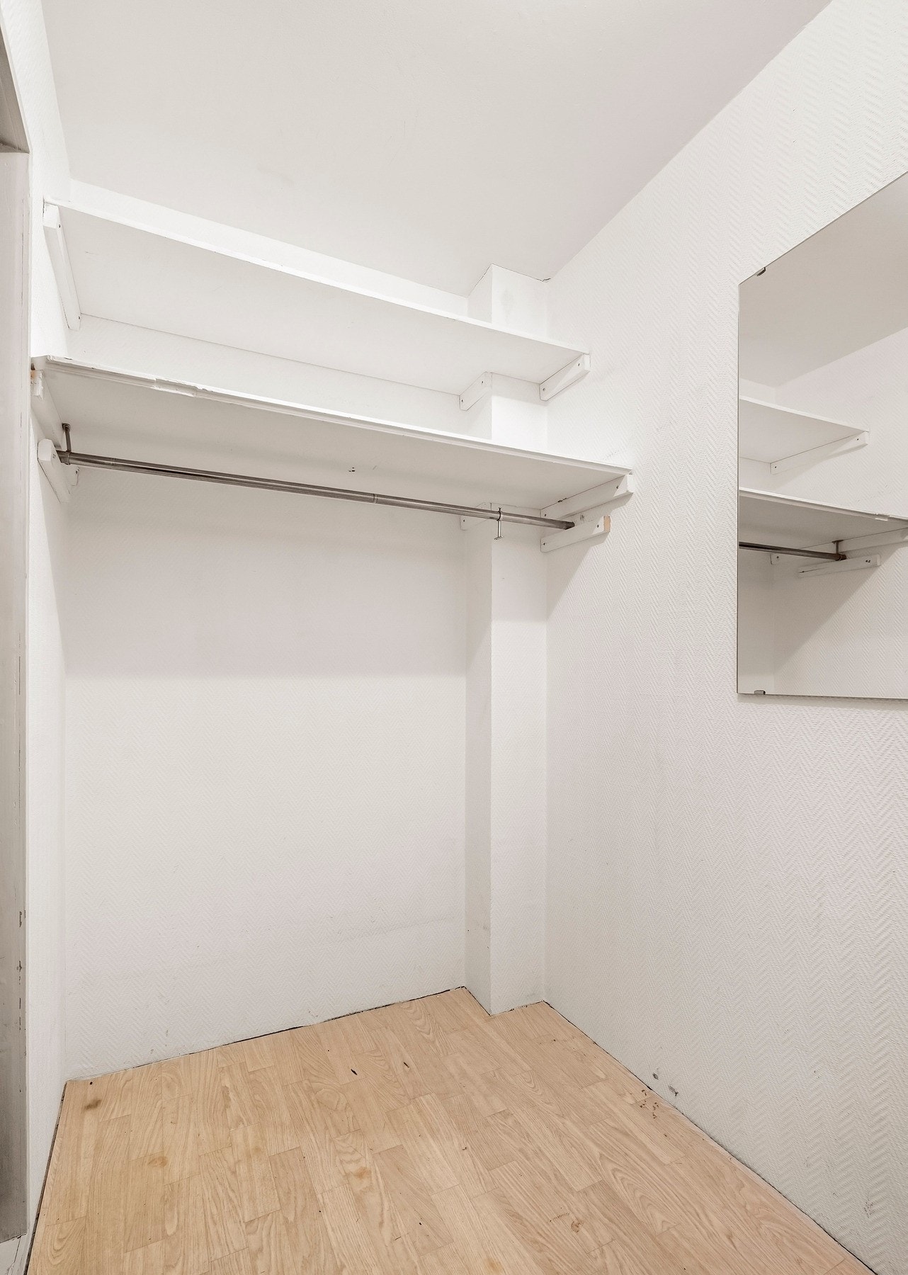 I tilknytning til entreen finner du en walk-in garderobe med god plass til å henge fra seg yttertøyet. Galleribilde