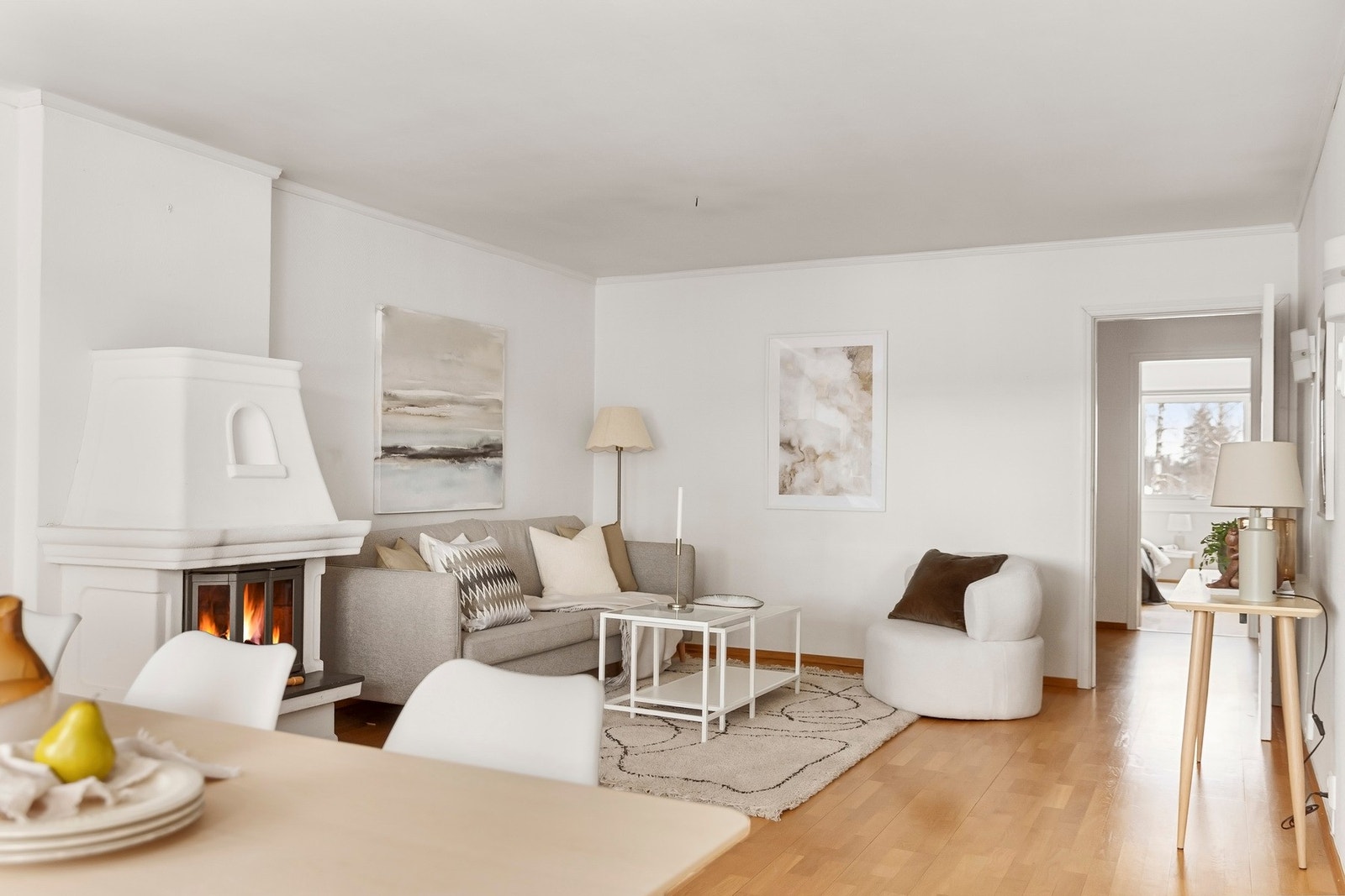 Veggene er malt lyse og gulvet er dekket med parkett. Galleribilde