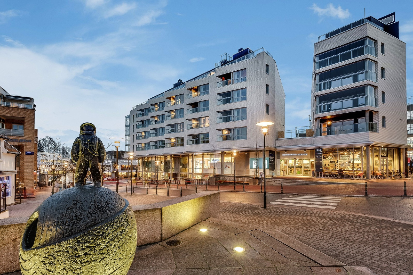 Kort vei til Bekkestua senter som byr på et bredt utvalg av butikker, cafeér og fasiliteter. Galleribilde