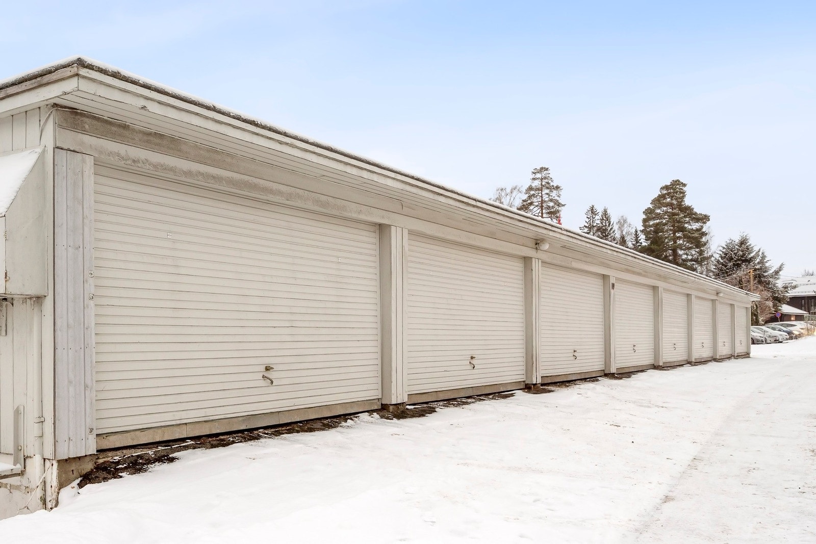 Boligen disponerer to garasjeplasser plassert ved siden av hverandre i en dobbel garasje. Galleribilde